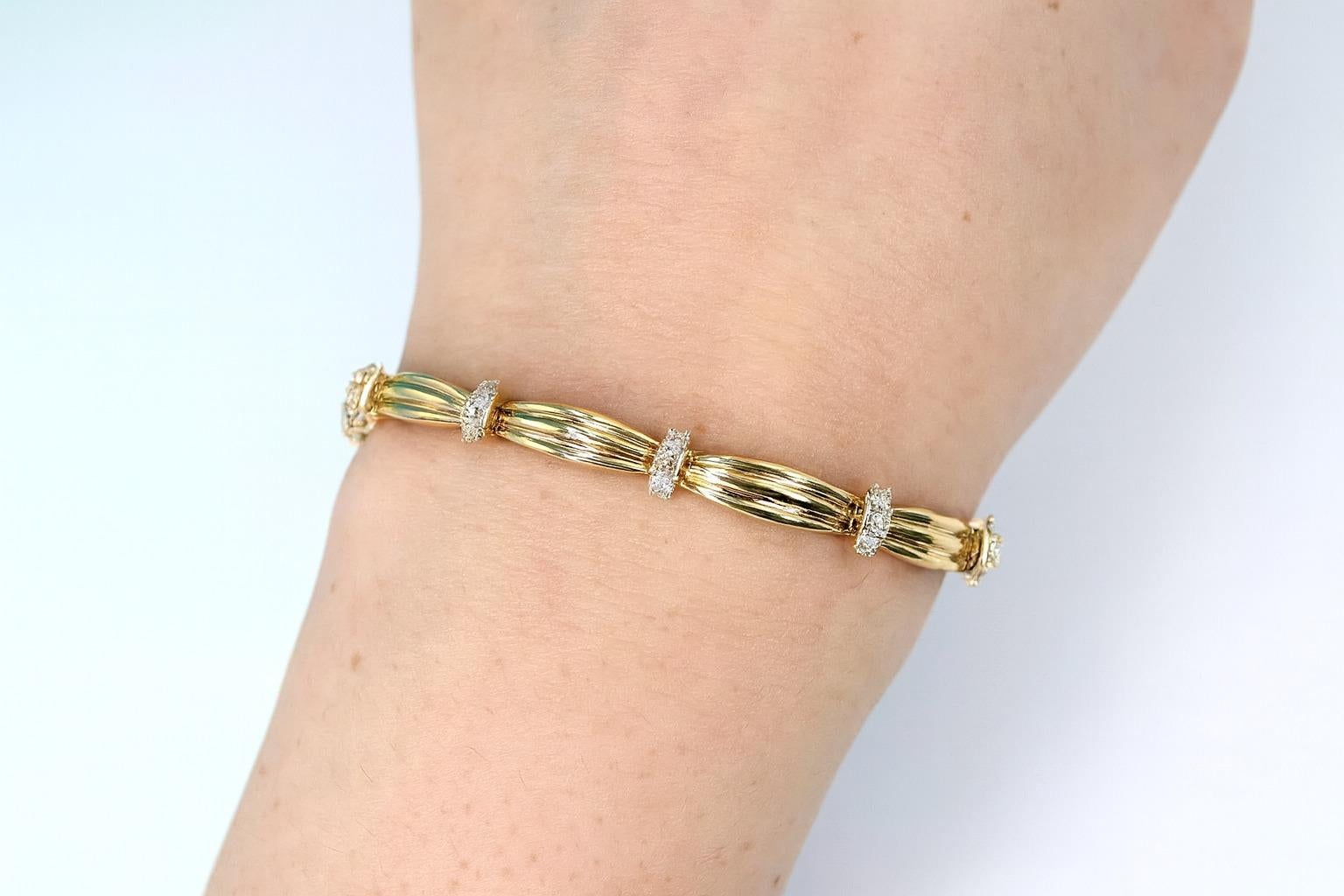 1992 Pulsera vintage Tiffany & Co. de oro amarillo de 18 quilates con la firma del diamante Contemporáneo en venta