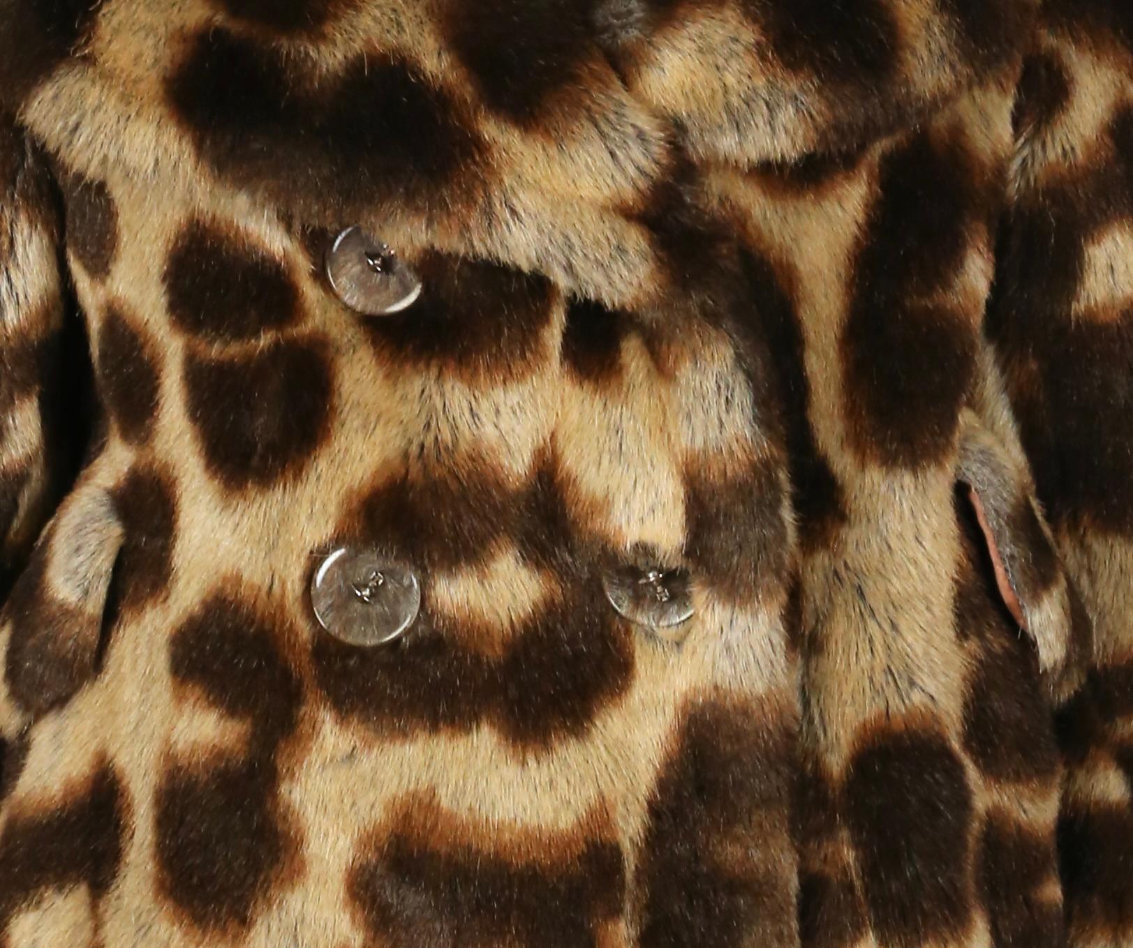 1992 Vivienne Westwood, cappotto in pelliccia di leopardo con bottoni trasparenti a forma di sfera in vendita 8