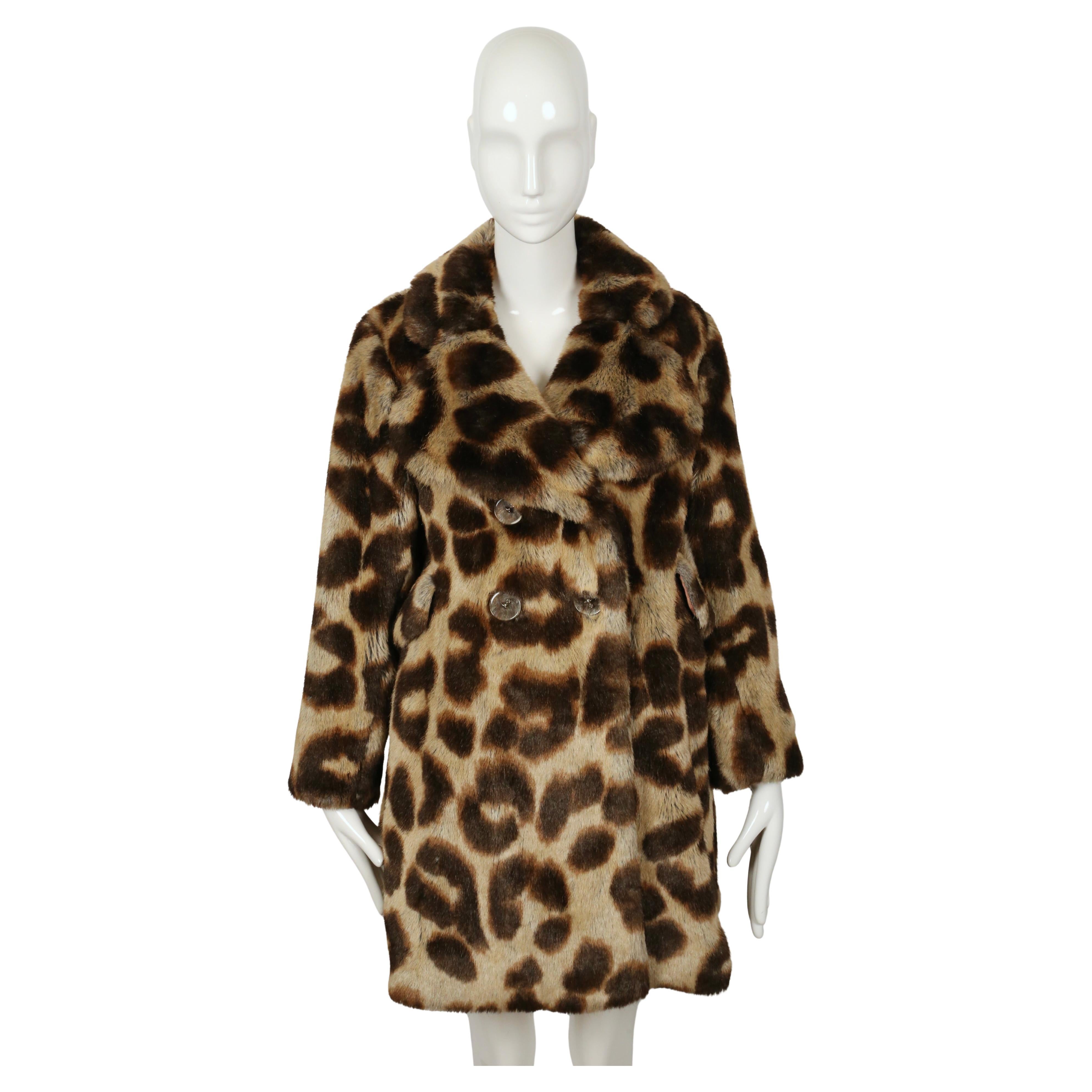 Rarissimo cappotto in pelliccia sintetica leopardata con i caratteristici bottoni a forma di orbita disegnati da Vivienne Westwood, risalente al 1992 e visto sulle passerelle autunnali di Vivienne Westwood.  Il cappotto ha una silhouette davvero