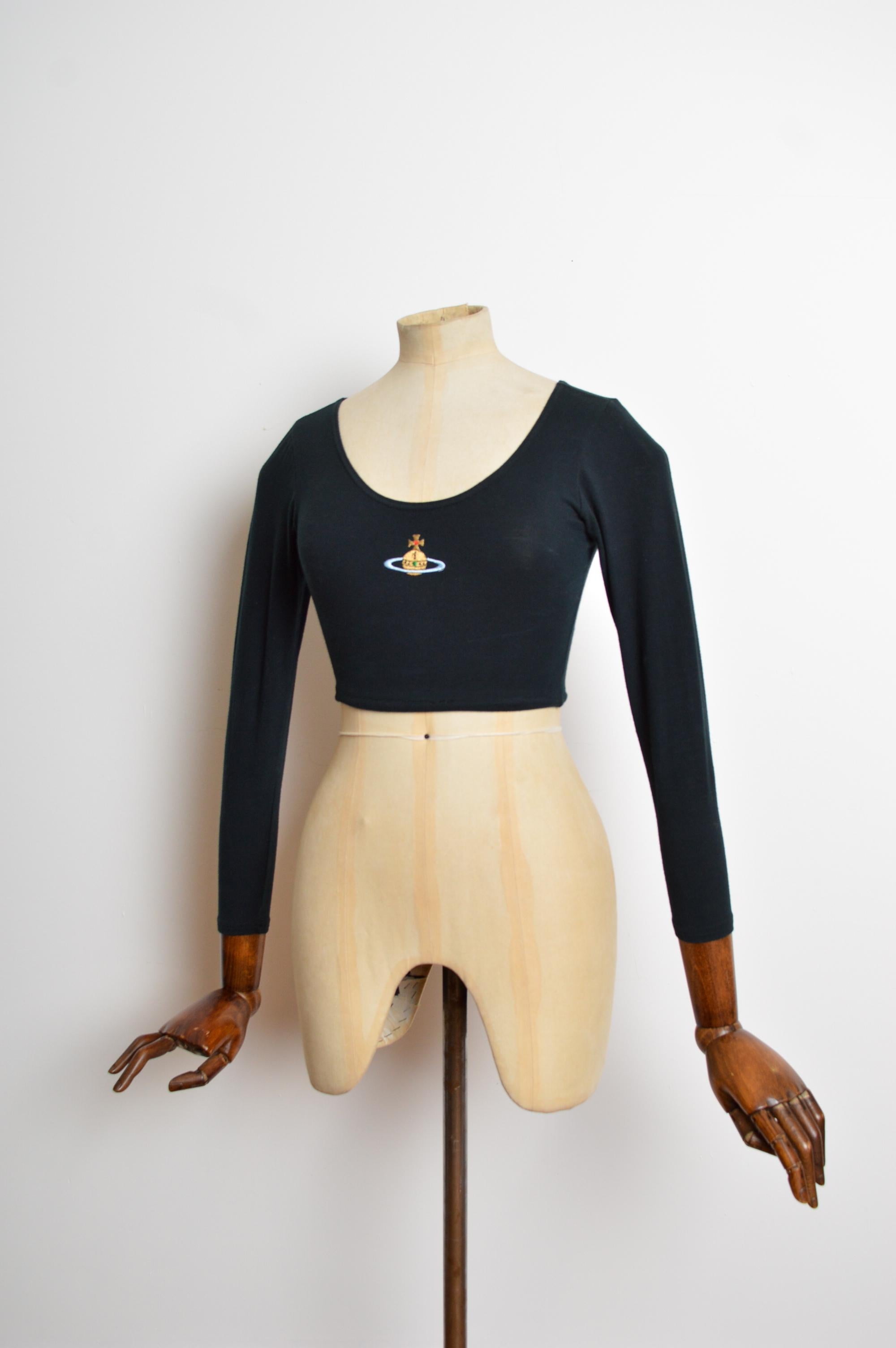 A 1992 Vivienne Westwood Sock Shop Black Orb detailed long sleeve crop top, made from a stretchy Cotton material. 
Size; UK 6 - 8
Measurements are provided in inches (‘’)
Pit to Pit; 15.5’’ - 17’’
Pit to Cuff; 16.5’’
Nape to Hem; Approximately 12’’