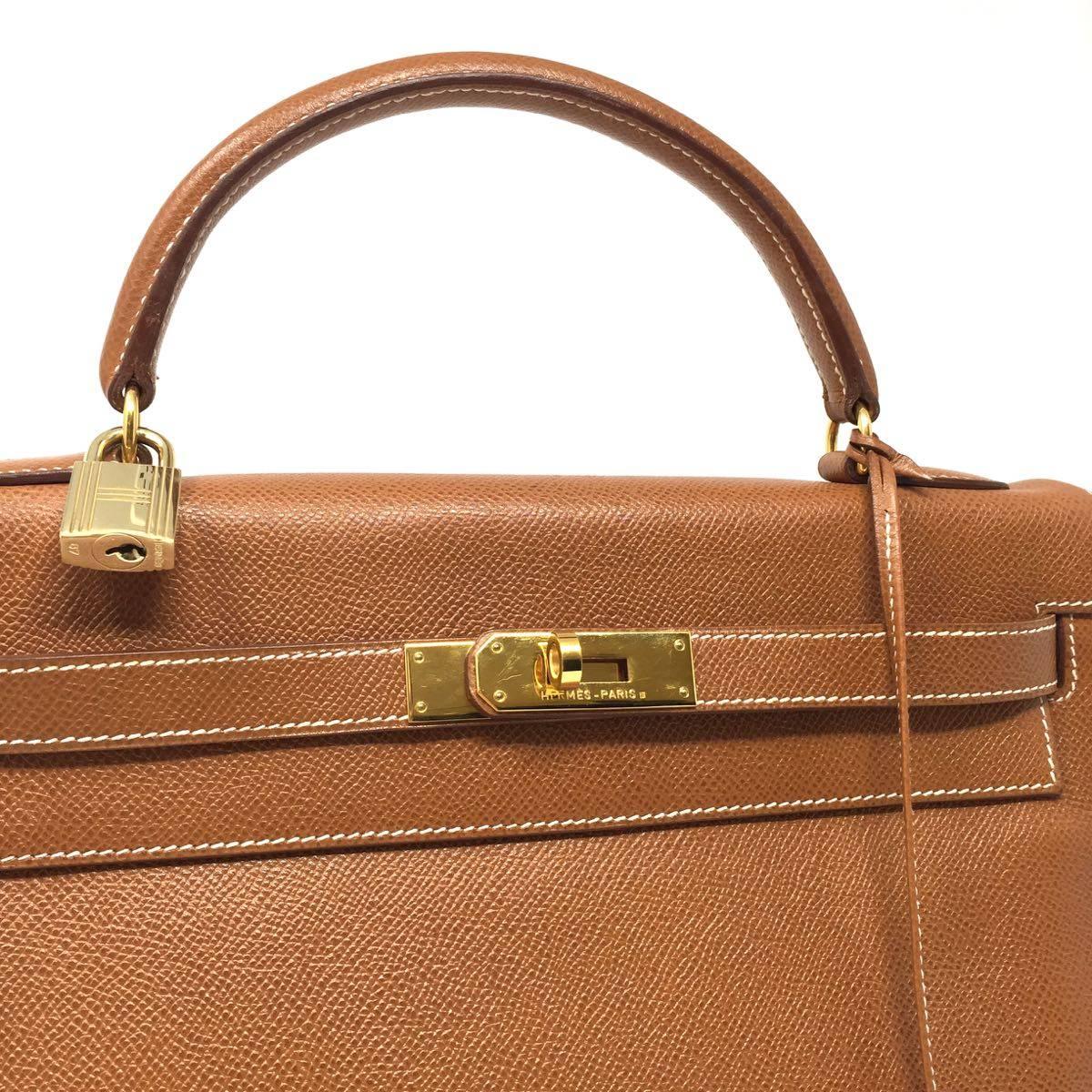 Hermes Vintage, Sac Kelly 32 Courchevel Gold leather. Gilded hardware.  Worn by hand or on the shoulder with a removable shoulder strap. The interior is with 1 zipped poach and two other open pockets.  Included : Padlock, 2 key, zipper, clochette