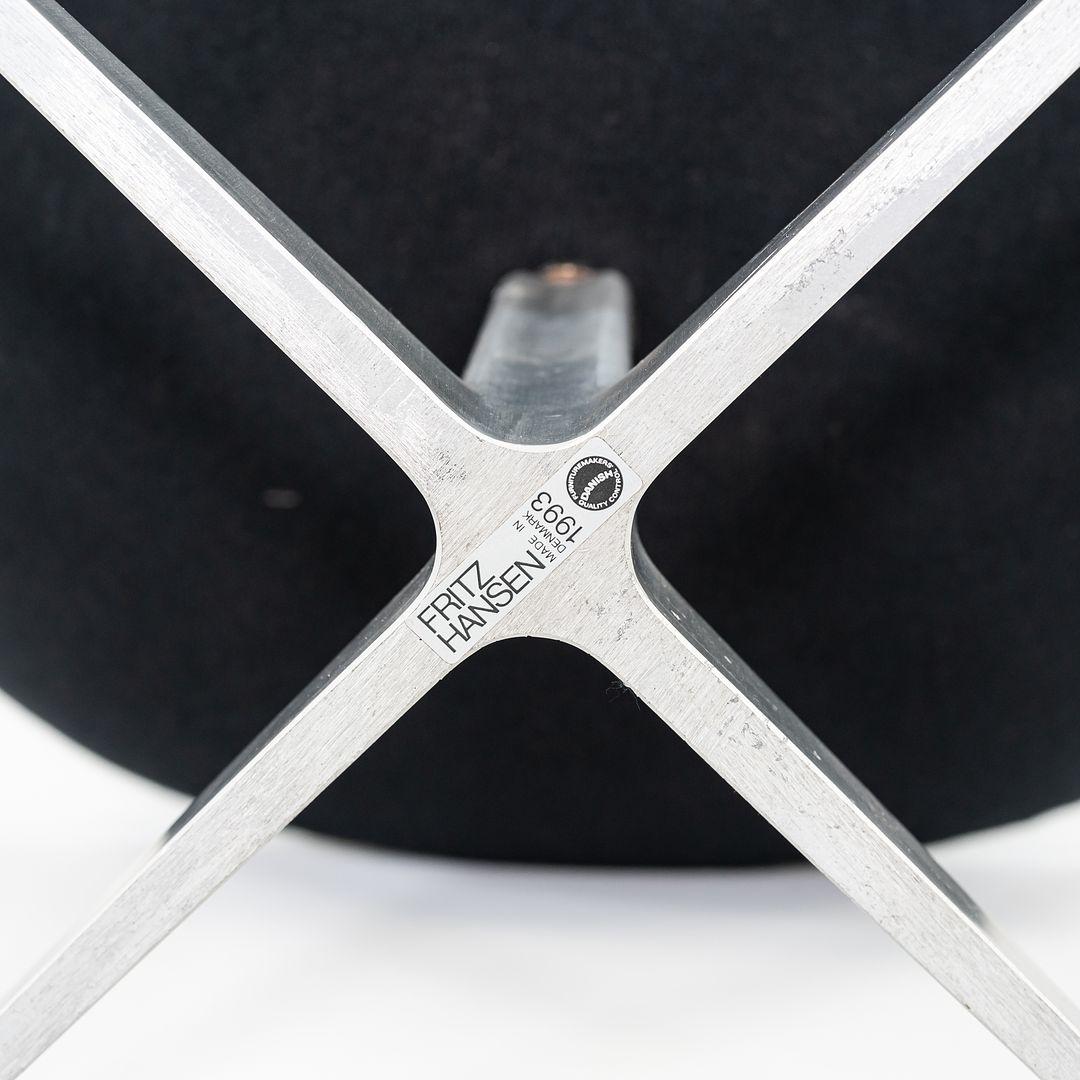1993 Arne Jacobsen for Fritz Hansen Egg Chair and Ottoman Noir Fabriqué au Danemark en vente 4