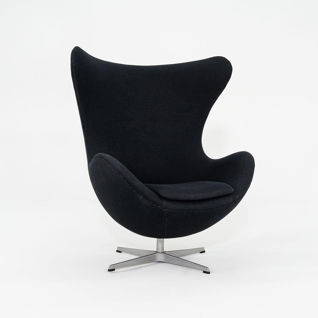 Moderne 1993 Arne Jacobsen for Fritz Hansen Egg Chair and Ottoman Noir Fabriqué au Danemark en vente