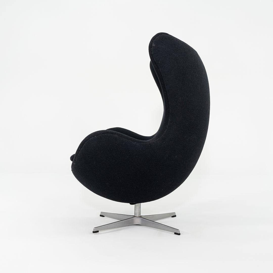 Danois 1993 Arne Jacobsen for Fritz Hansen Egg Chair and Ottoman Noir Fabriqué au Danemark en vente