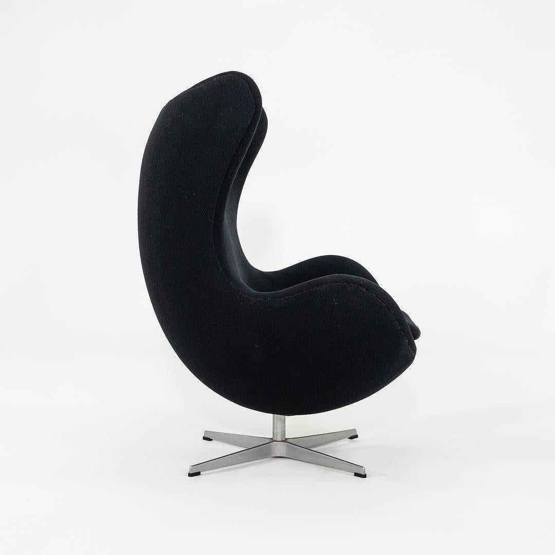 1993 Arne Jacobsen for Fritz Hansen Egg Chair and Ottoman Noir Fabriqué au Danemark Excellent état - En vente à Philadelphia, PA