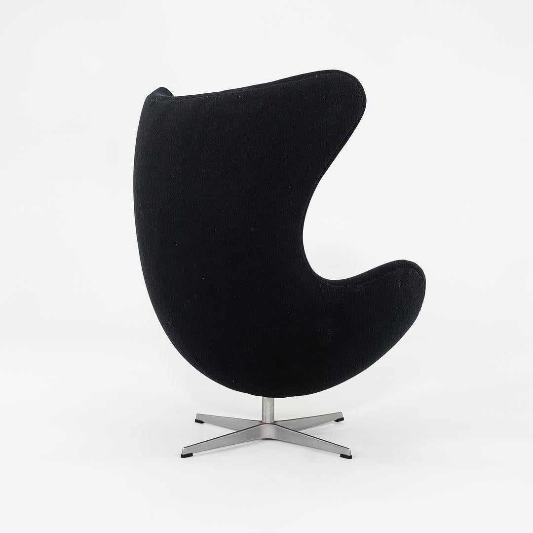Fin du 20e siècle 1993 Arne Jacobsen for Fritz Hansen Egg Chair and Ottoman Noir Fabriqué au Danemark en vente