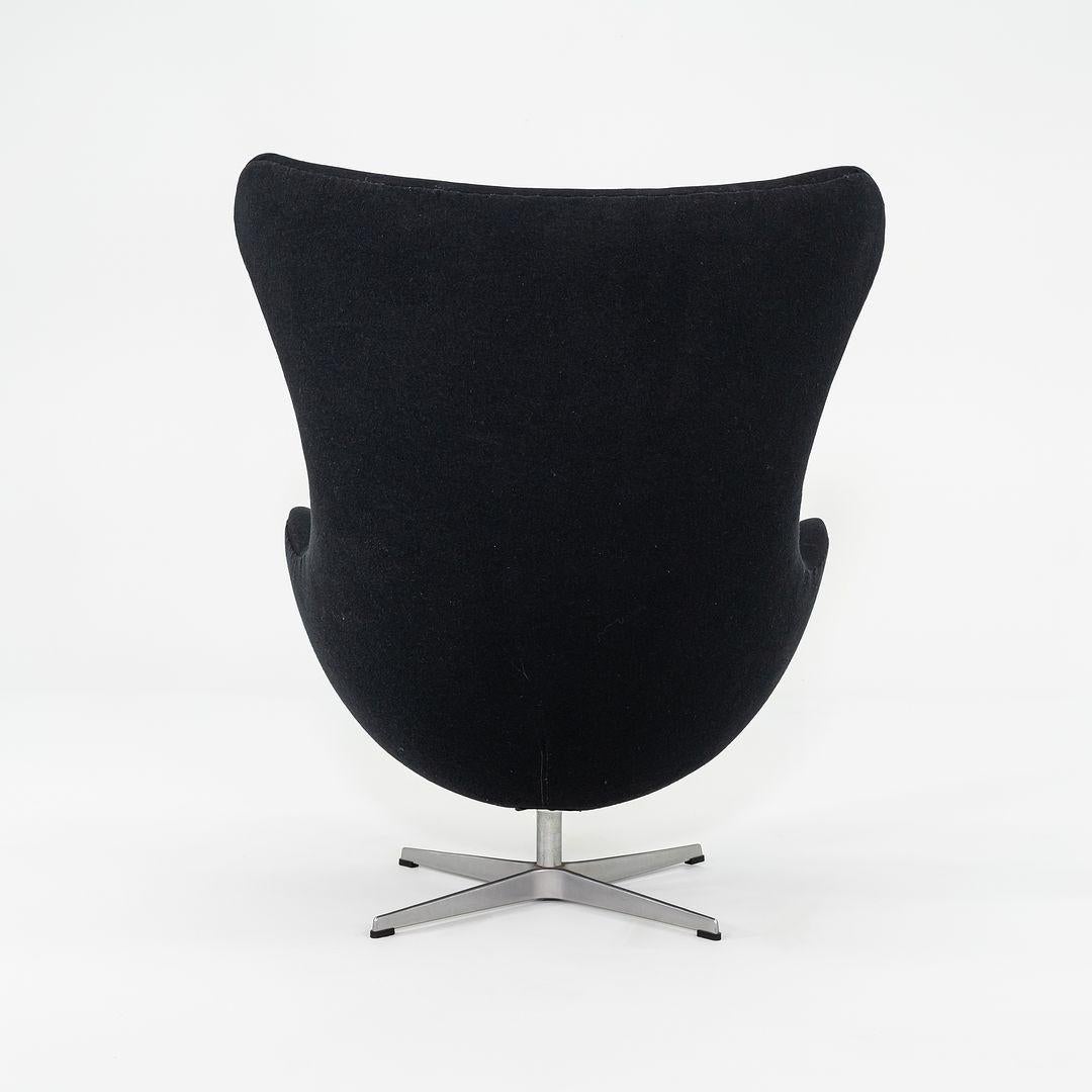 1993 Arne Jacobsen for Fritz Hansen Egg Chair and Ottoman Noir Fabriqué au Danemark en vente 1
