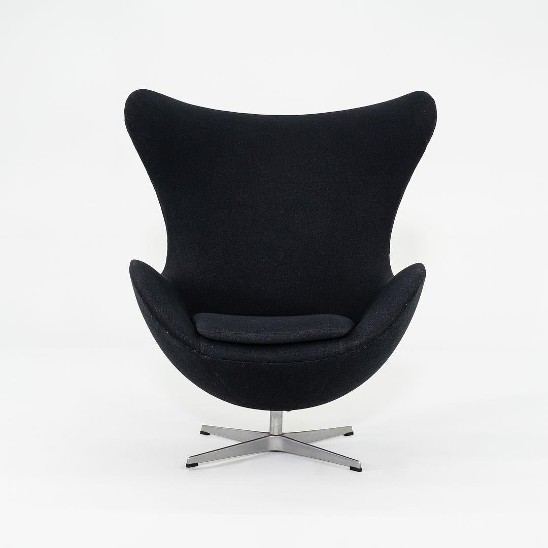 1993 Arne Jacobsen for Fritz Hansen Egg Chair and Ottoman Noir Fabriqué au Danemark en vente 2