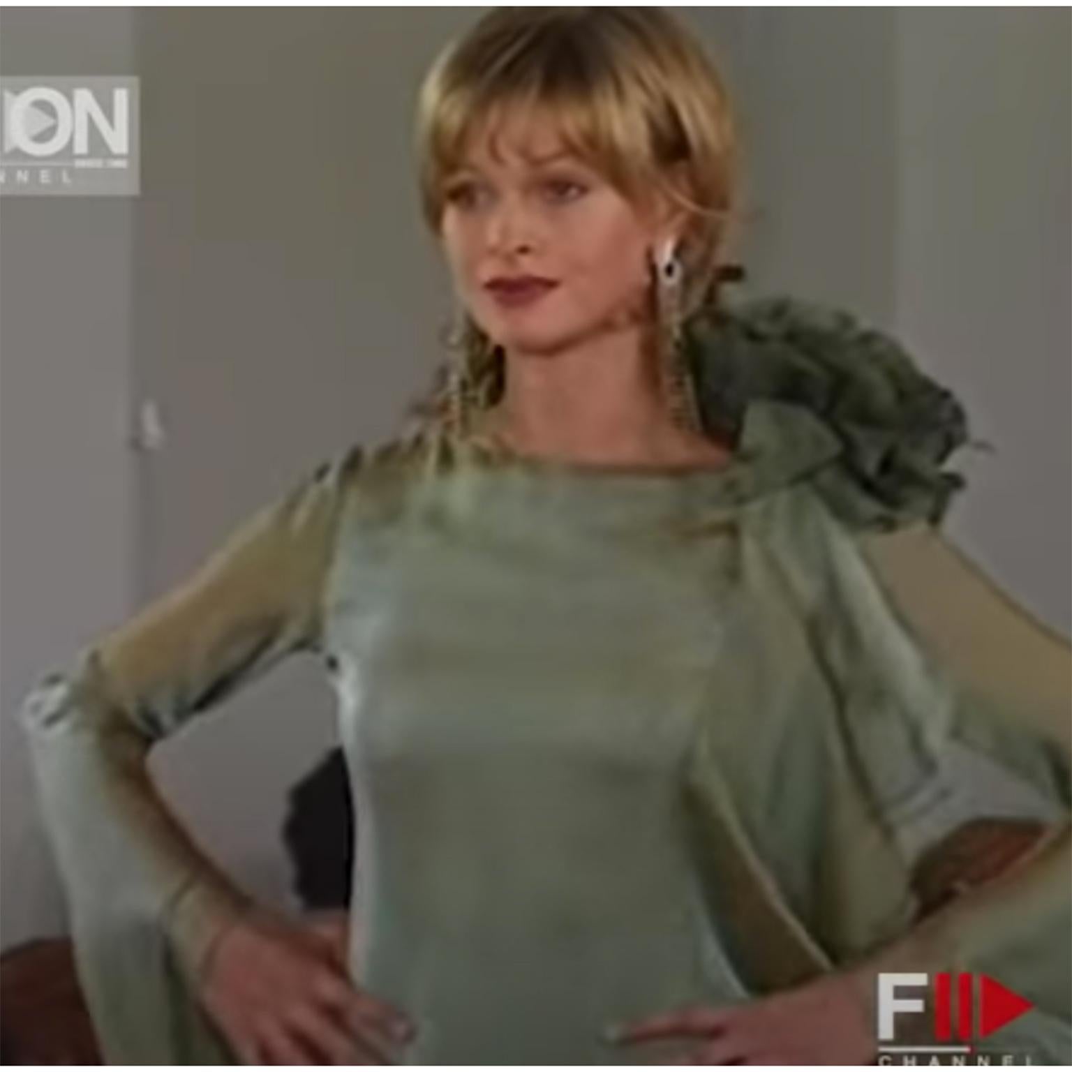 1993 Bill Blass Vestido de Pasarela Vintage de Seda Verde Salvia Iridiscente con Volantes Gris en venta