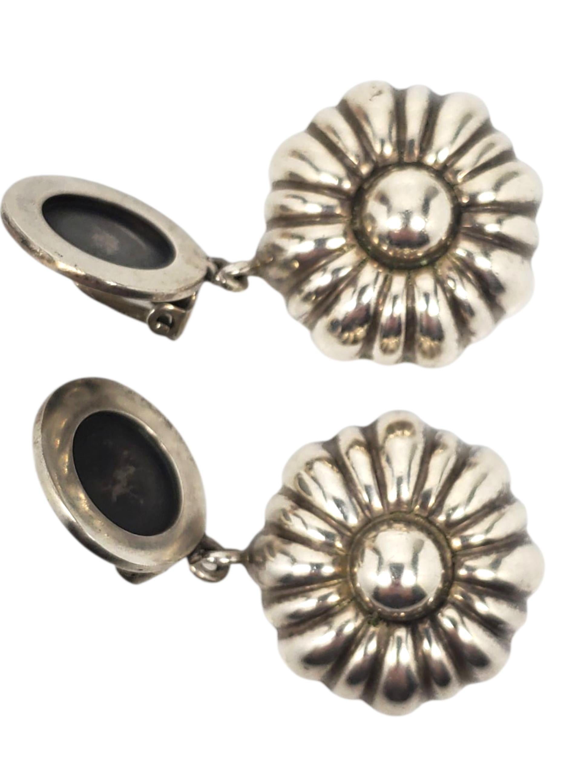 Brenda Schoenfeld Orecchini a clip a forma di fiore penzolante in argento sterling -

Questi orecchini a clip in argento sterling vintage di Brenda Schoenfeld sono caratterizzati da un design floreale a sbuffo con dettagli ossidati realizzati a mano