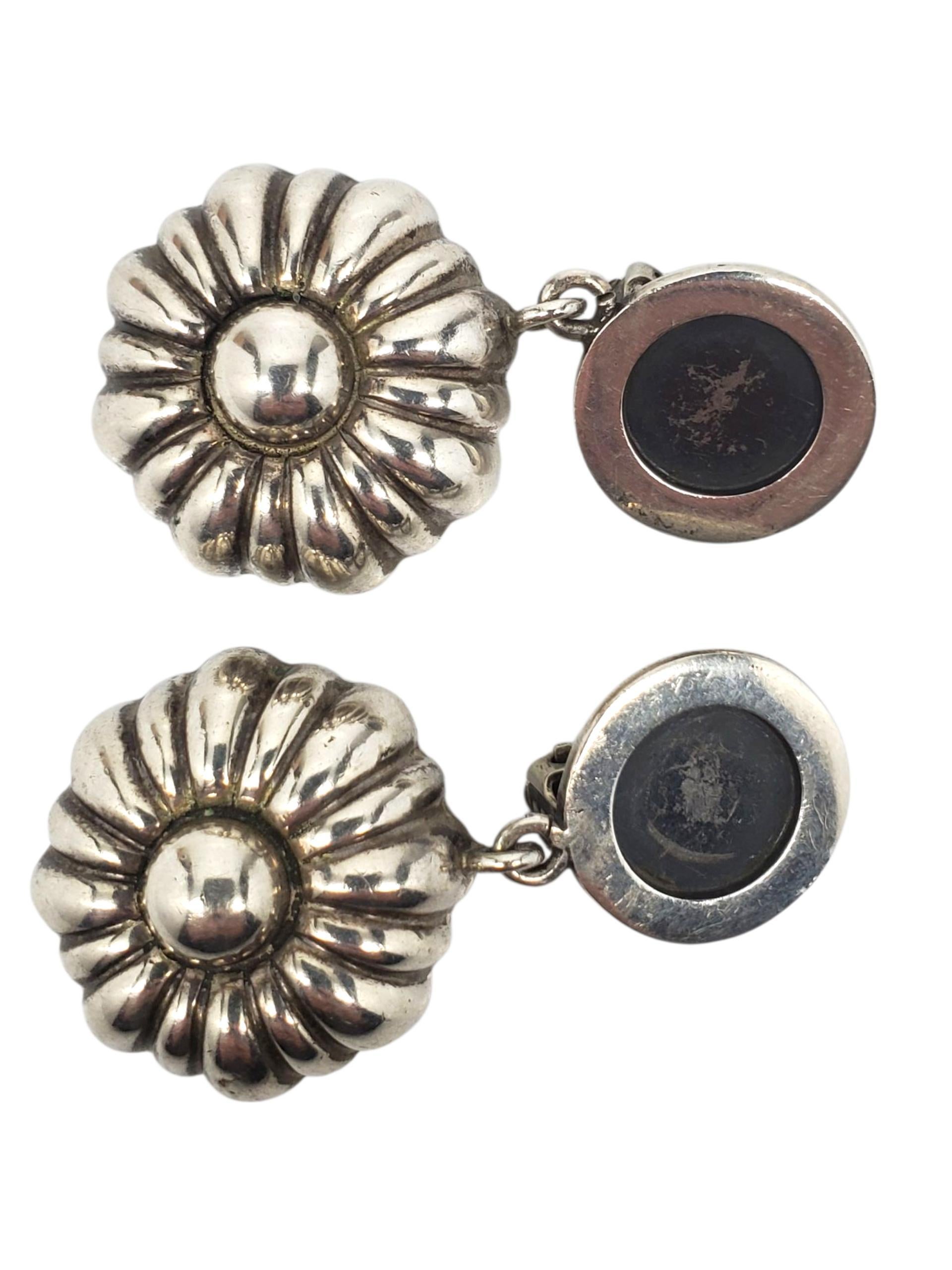 1993 Brenda Schoenfeld Orecchini a clip a forma di fiore gonfio e penzolante in argento #22437 In condizioni buone in vendita a Washington Depot, CT