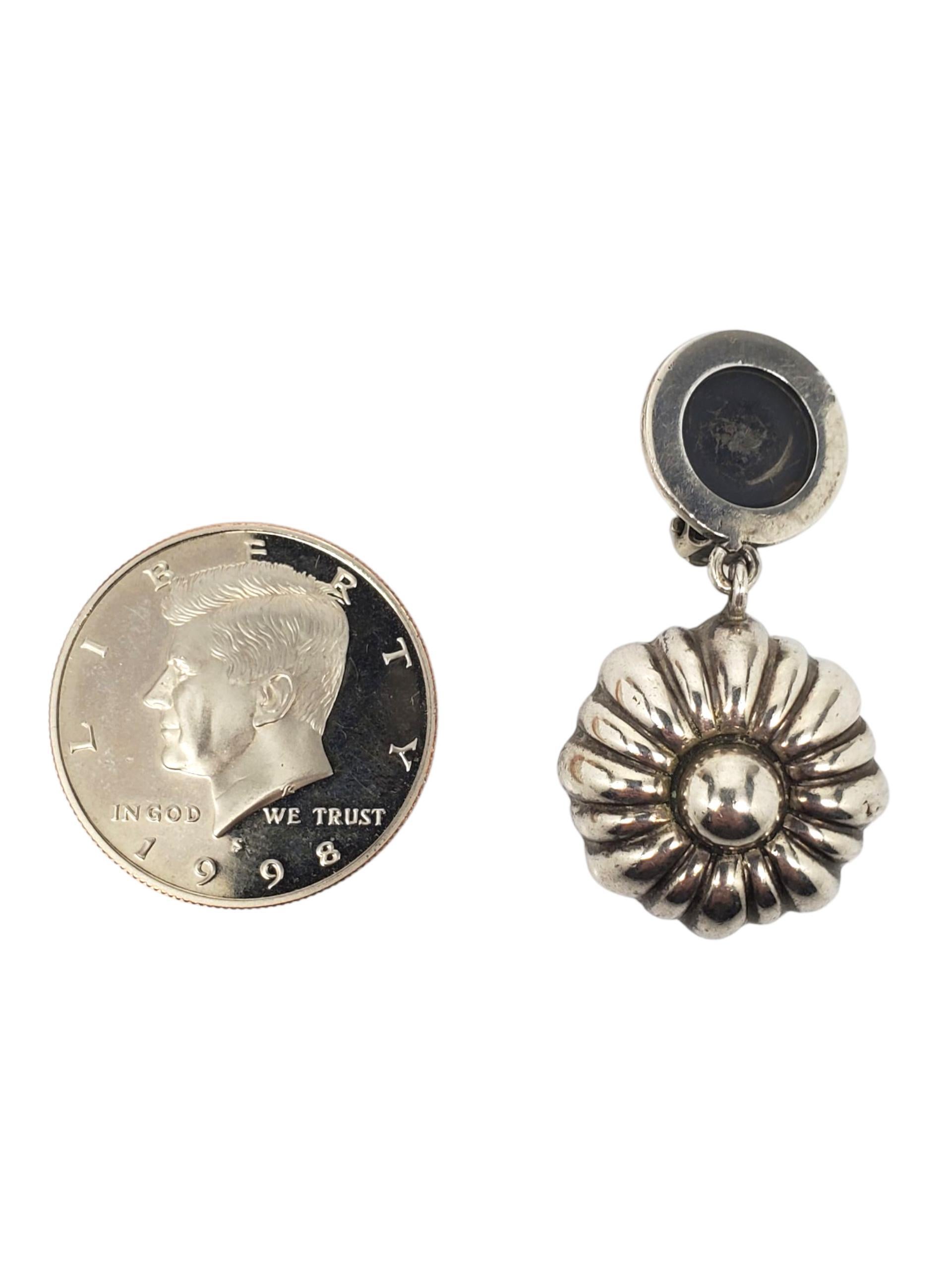 1993 Brenda Schoenfeld Orecchini a clip a forma di fiore gonfio e penzolante in argento #22437 in vendita 1