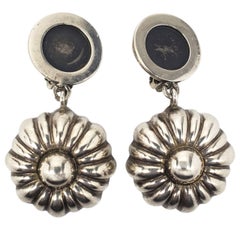 1993 Brenda Schoenfeld Orecchini a clip a forma di fiore gonfio e penzolante in argento #22437