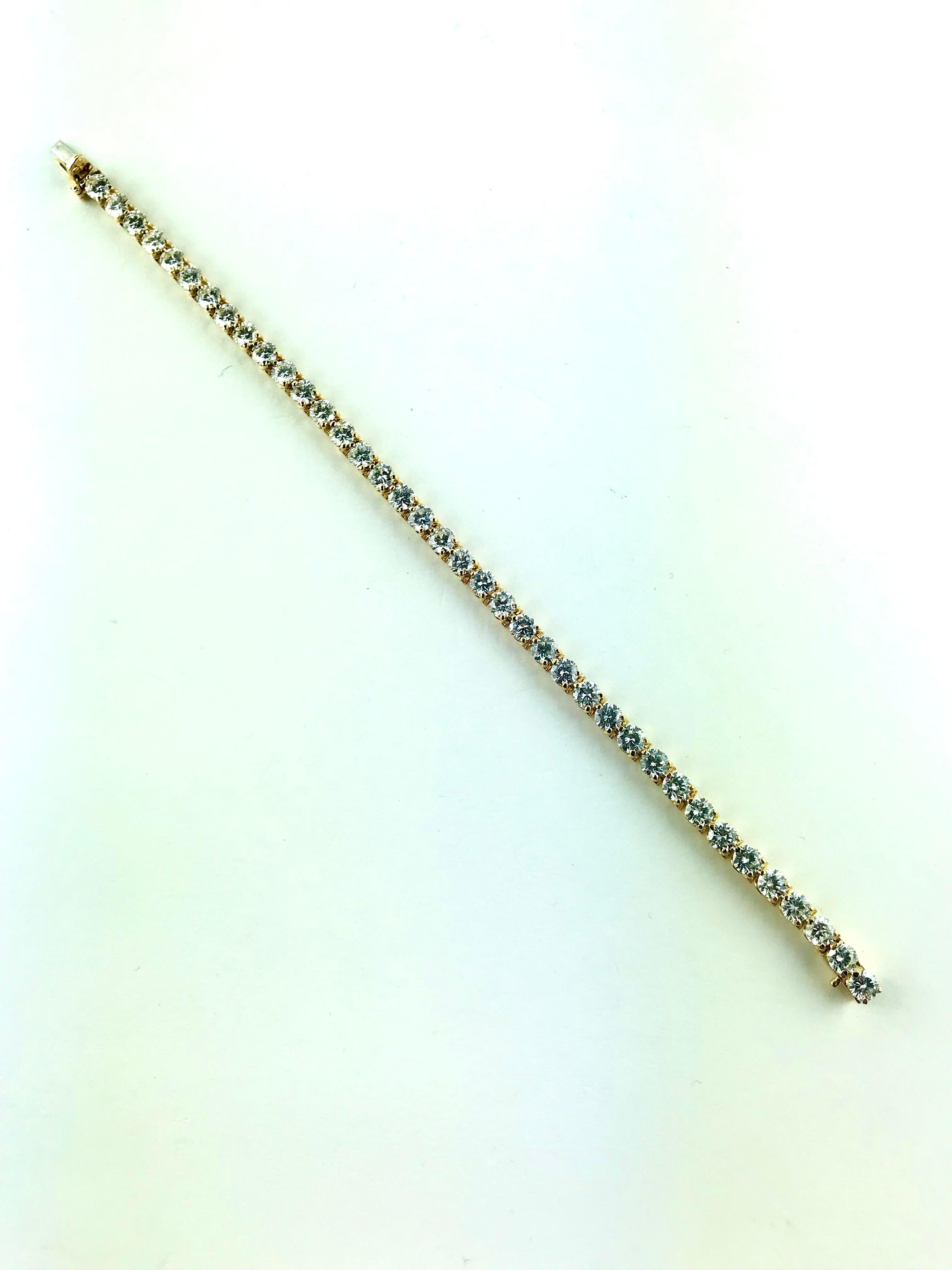Extrêmement chic et portable, le bracelet Cartier London de 1993 a été réalisé en or jaune 18 carats avec 38 diamants ronds de taille brillant sertis (0,21/0,22 cts chacun). Couleur et clarté : E/F  Vs1/2
Au plus près du poignet et à même la peau,