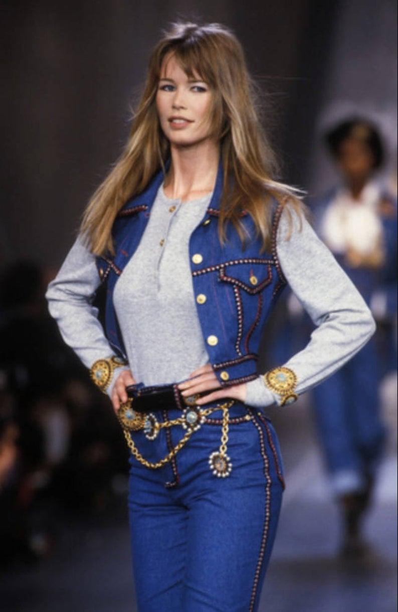 As seen on CLAUDIA SCHIFFER for CHANEL FALL 1993.

Features:
- 100% Authentic CHANEL.
- 4 Flower ornaments in red, green and turquoise gripoix/ glass poured surrounded with glass pearls.
- 32 swags of chain entwined with black leather.
- Adjustable