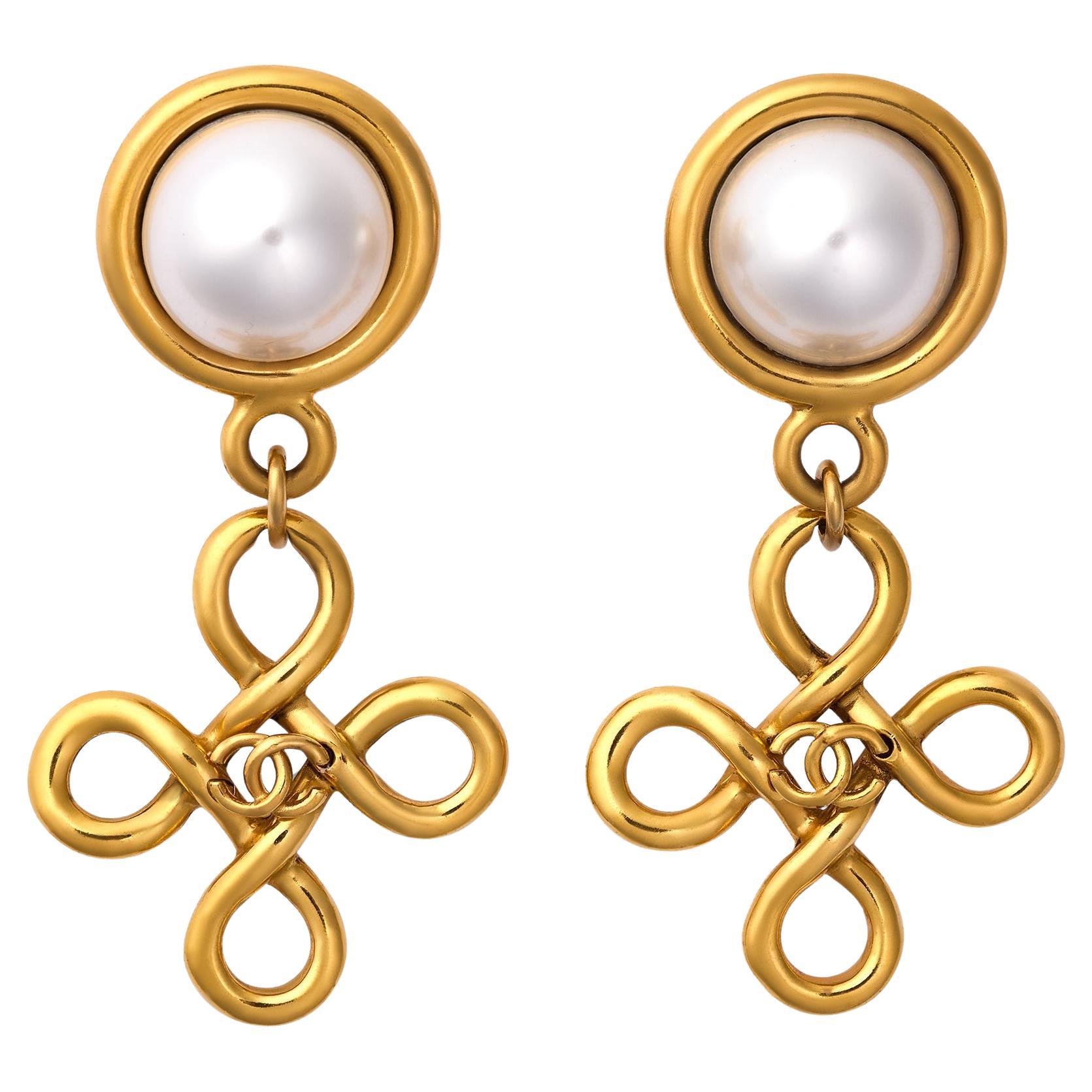 1993 Boucles d'oreilles CC en or, perles et quadrilobes de Chanel en vente