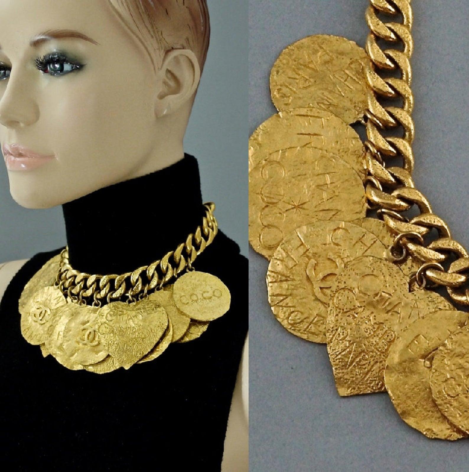 1993 CHANEL Logo Graffiti Medallion Charm Necklace In Excellent Condition In Kingersheim, Alsace