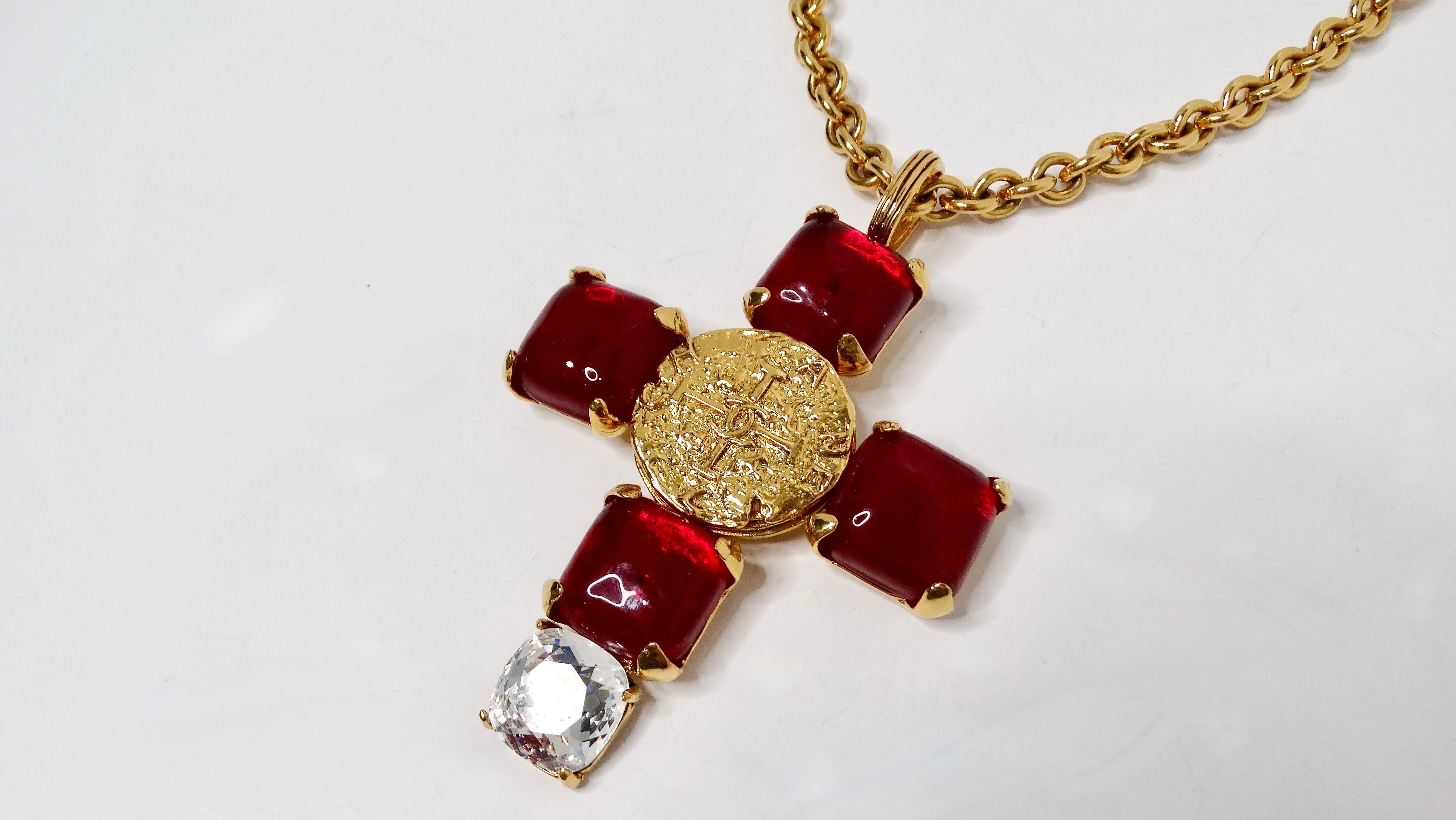 La collana con ciondolo a catena A Link 1993 di Chanel Red Cross in tonalità oro è un esempio straordinario di moda di lusso, che unisce l'eleganza classica del design Chanel con accenti audaci. L'intricato vetro rosso Gripoix è splendidamente