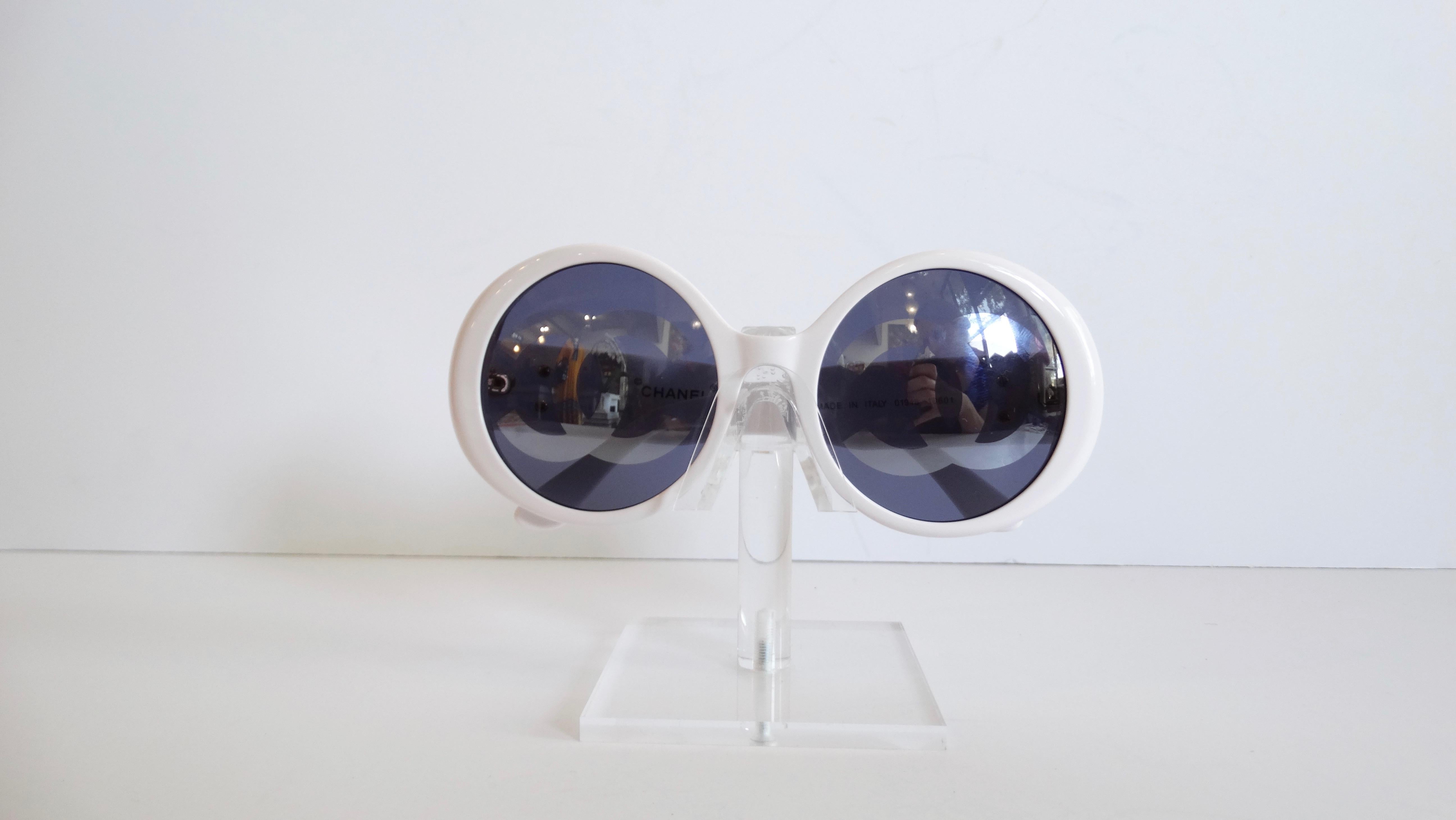 1993 Chanel Reflective Logo Lens Sunglasses In Excellent Condition In Scottsdale, AZ