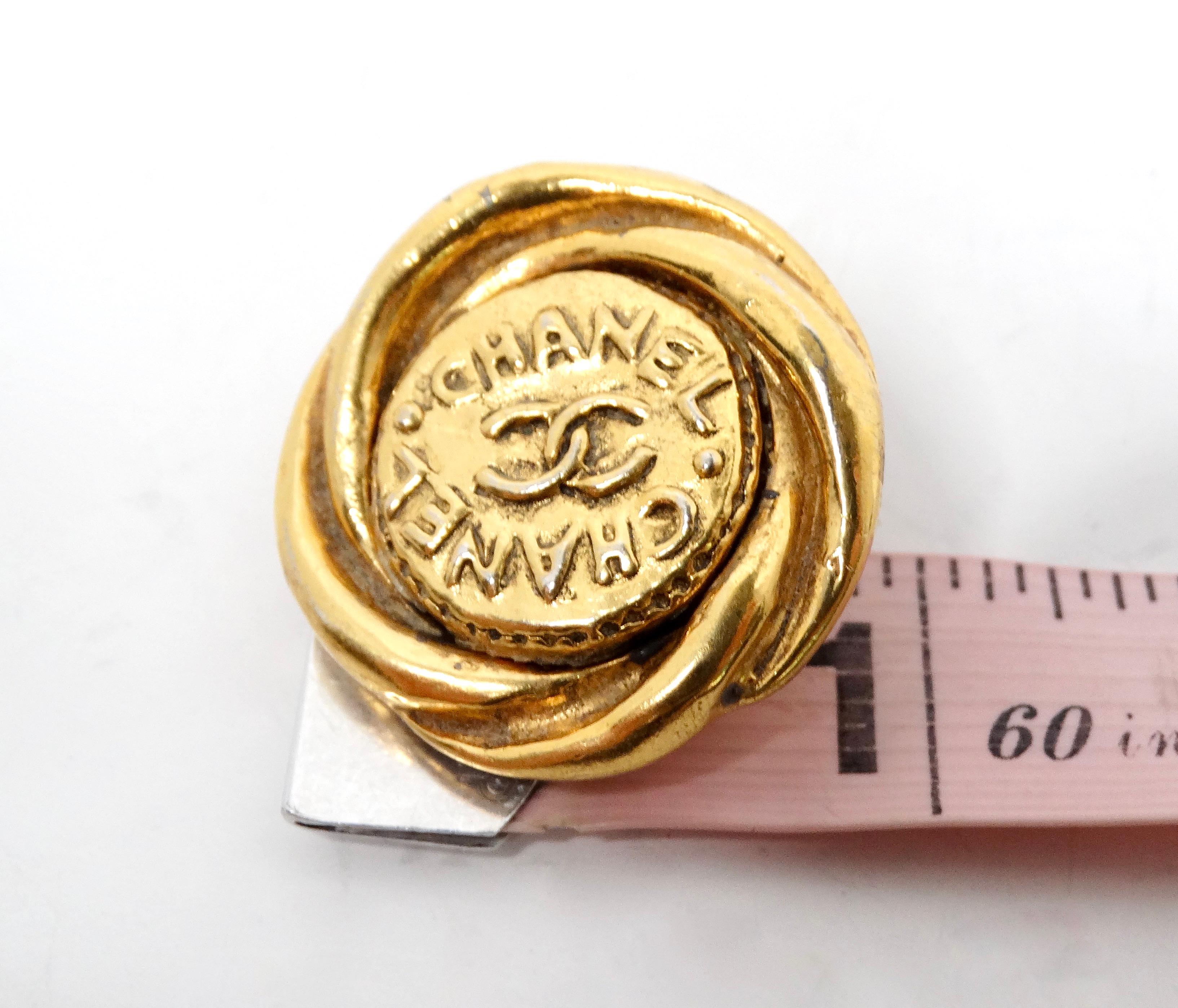1993 Orecchini a clip Chanel con CC rotonde e intrecciate in oro in vendita 1