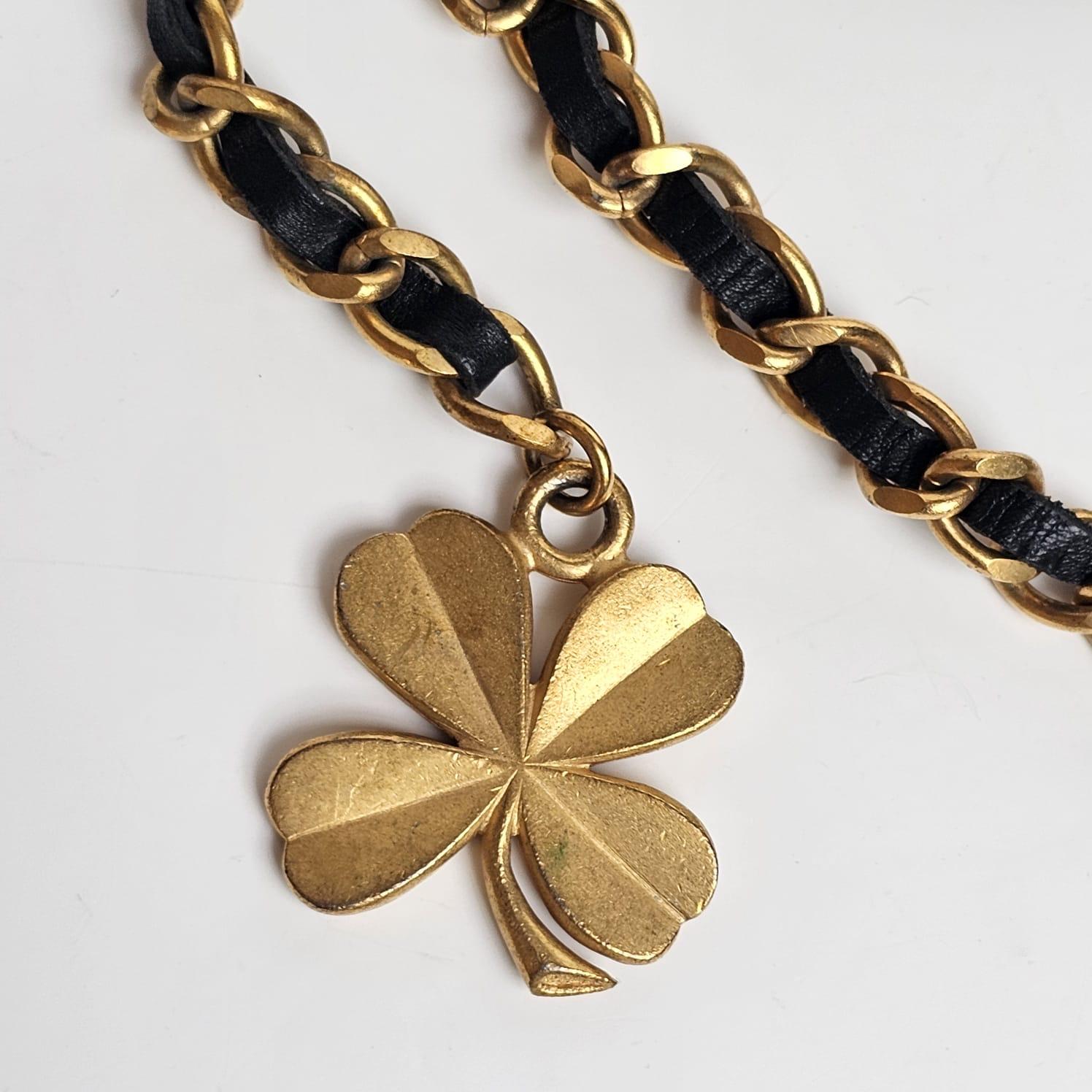 Cintura vintage Chanel con trifoglio penzolante e stratificato. Si tratta di un modello leggermente più sottile, più simile alla tracolla di una piccola borsa vintage. Vieni così com'è. Leggero appannamento dell'hardware. Taglia 80.