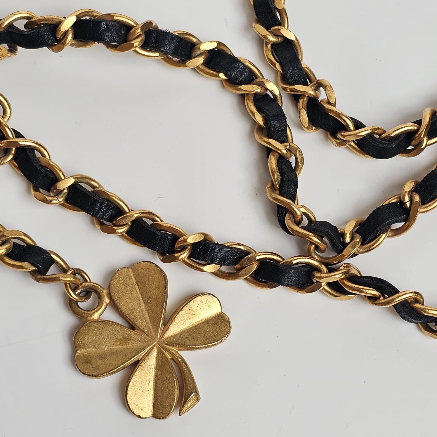 1993 Cintura Chanel sottile in pelle con catena a trifoglio intrecciata In condizioni buone in vendita a Jakarta, Daerah Khusus Ibukota Jakarta