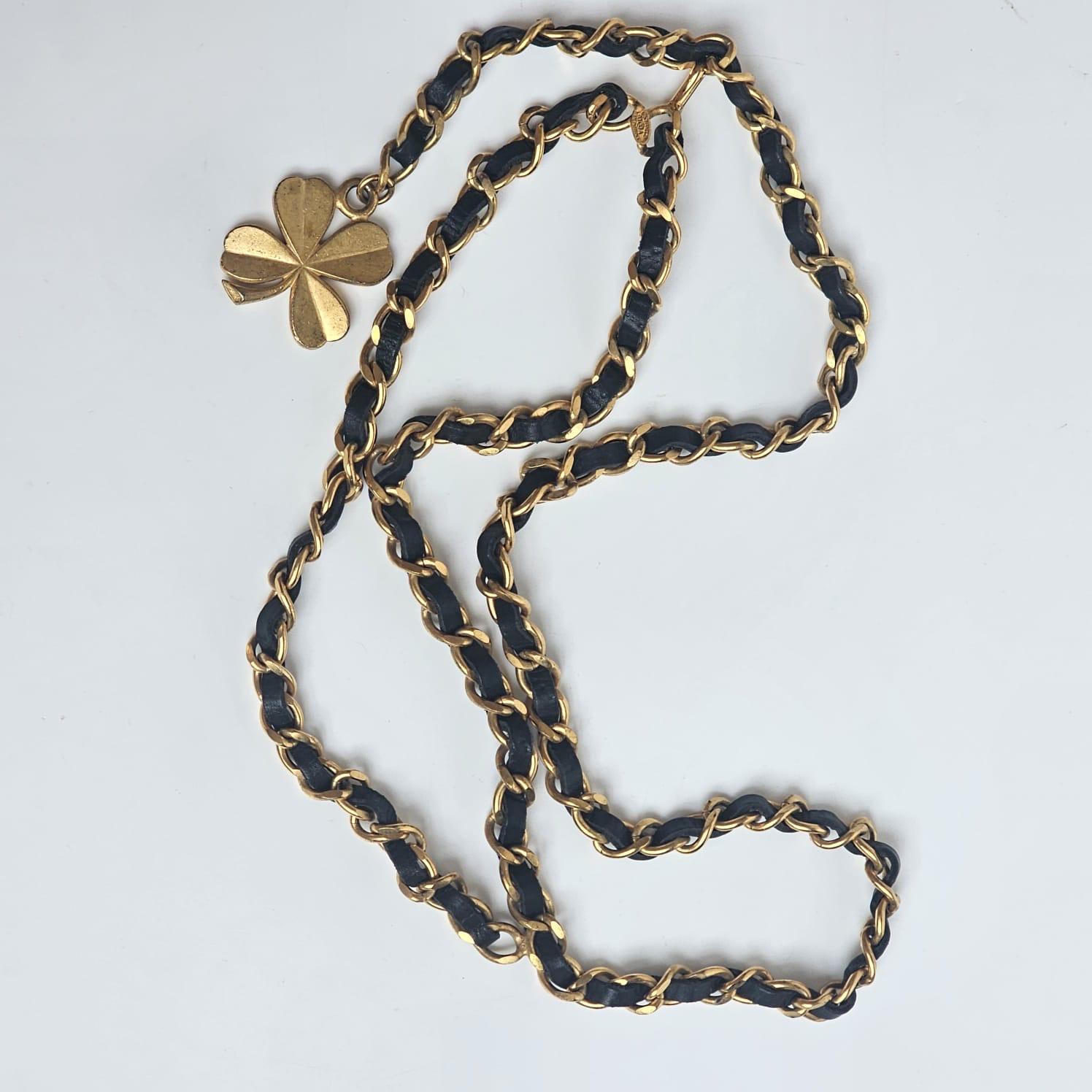 Donna 1993 Cintura Chanel sottile in pelle con catena a trifoglio intrecciata in vendita