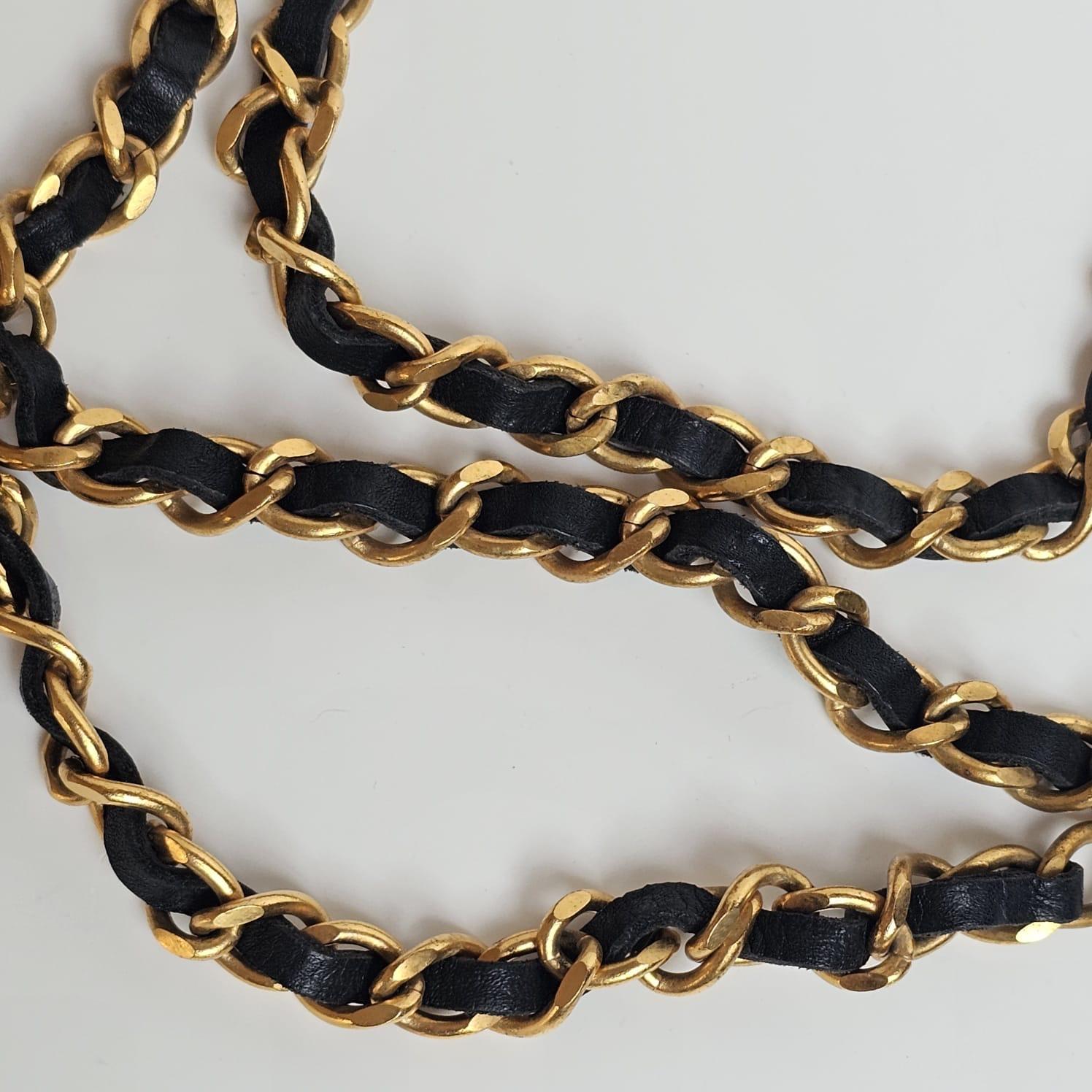 1993 Cintura Chanel sottile in pelle con catena a trifoglio intrecciata in vendita 1