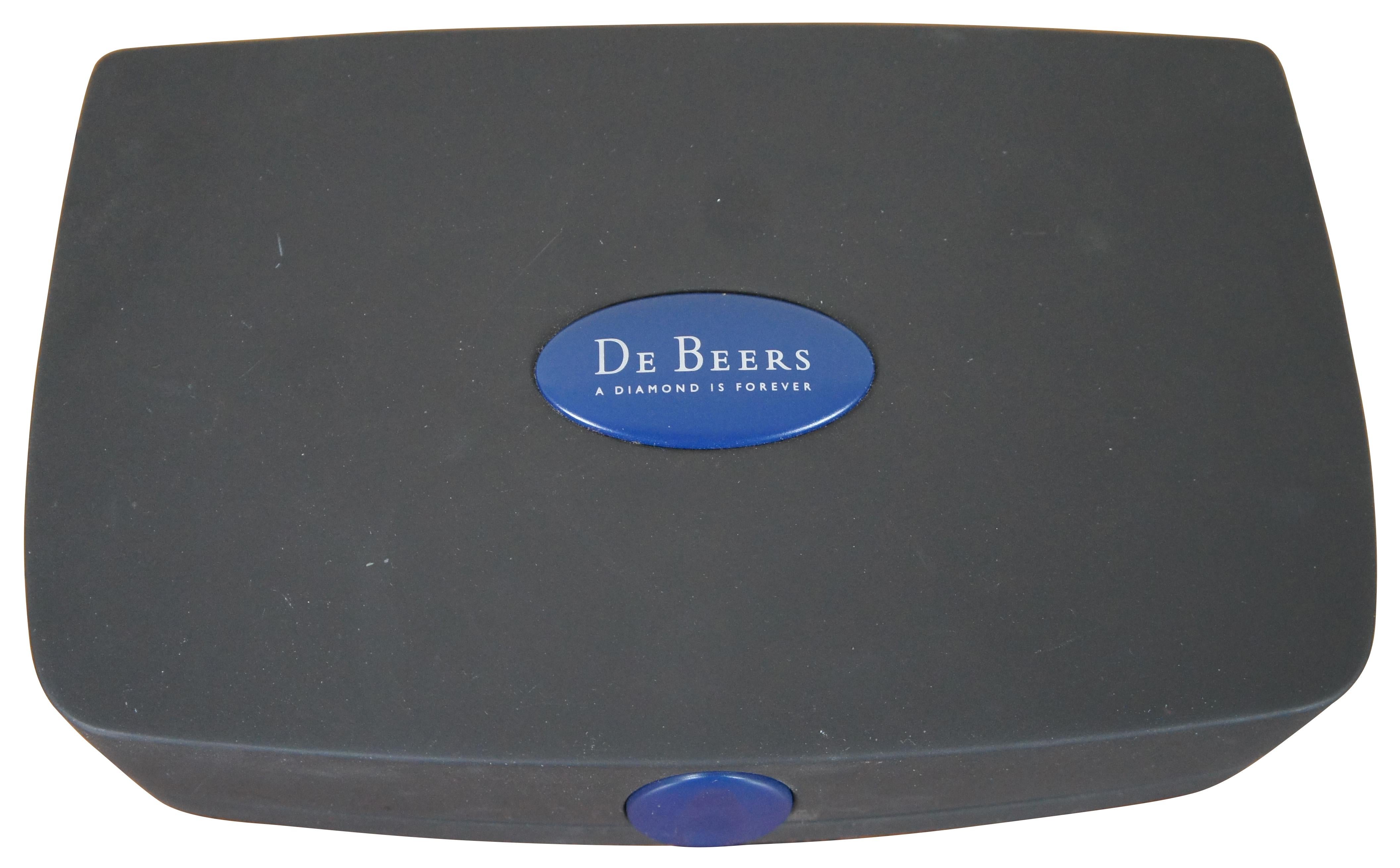 Vintage 1993 De Beers diamond company viewer model 1415. Features screen for viewing diamonds / gems / jewelry.

Set also includes black and blue hard shell carrying case, two keys, two Allen wrenches, one dozen spare lenses / plastic container,