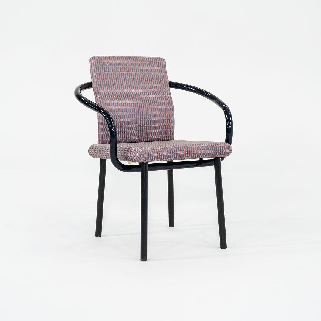 Questo è un set di otto sedie Mandarin, disegnate da Ettore Sottsass e prodotte da Knoll nel 1986. Il prezzo di listino comprende una sedia e ne abbiamo otto disponibili per l'acquisto in questo colore. Questi esempi riportano la data di produzione
