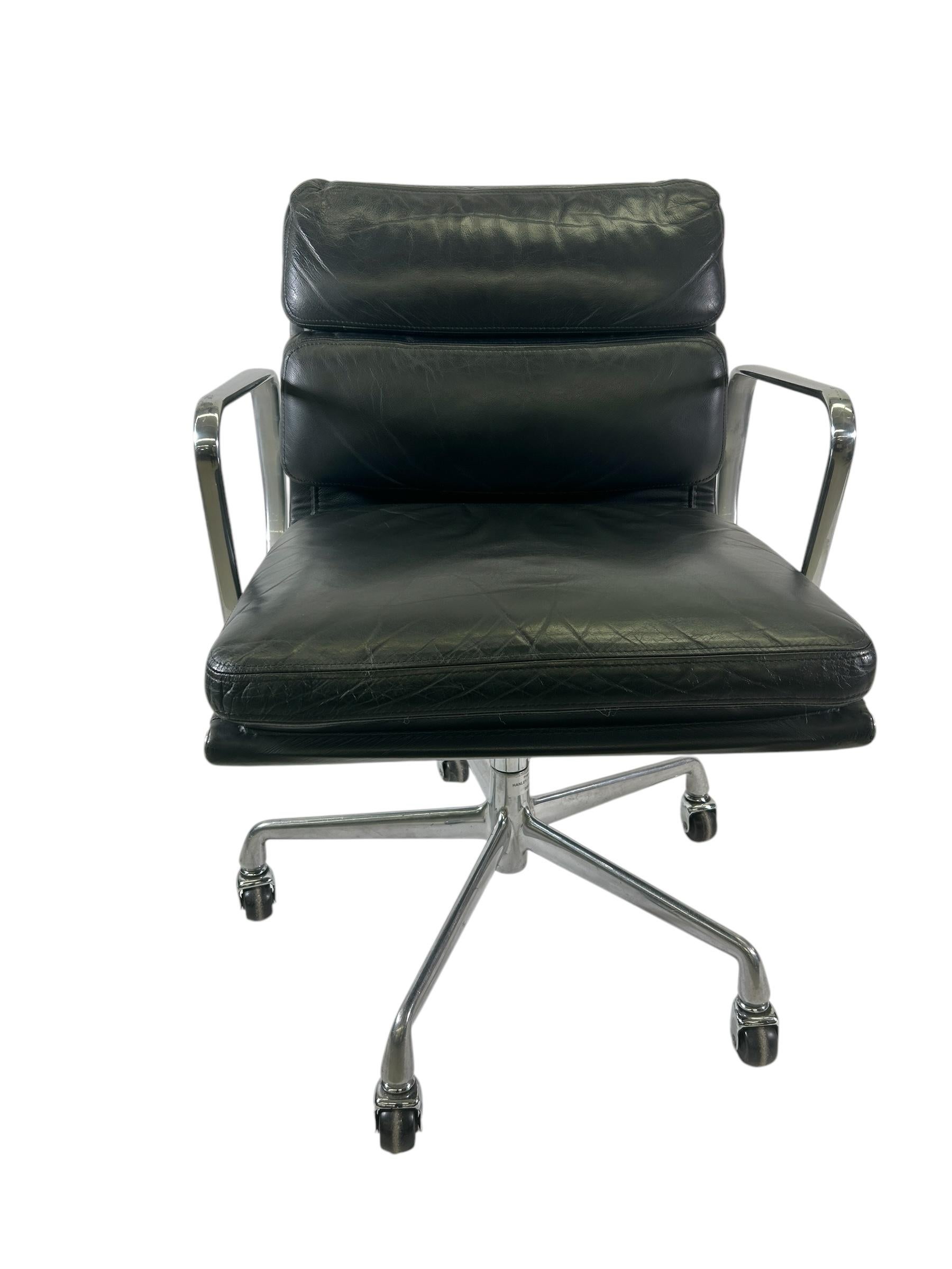 Diese von Ray und Charles entworfenen und von Herman Miller hergestellten Stühle mit schwarzem Leder-Softpad in Managementhöhe verkörpern die Ästhetik der Jahrhundertmitte. Die nahtlose Integration von ergonomischem Komfort und unglaublicher