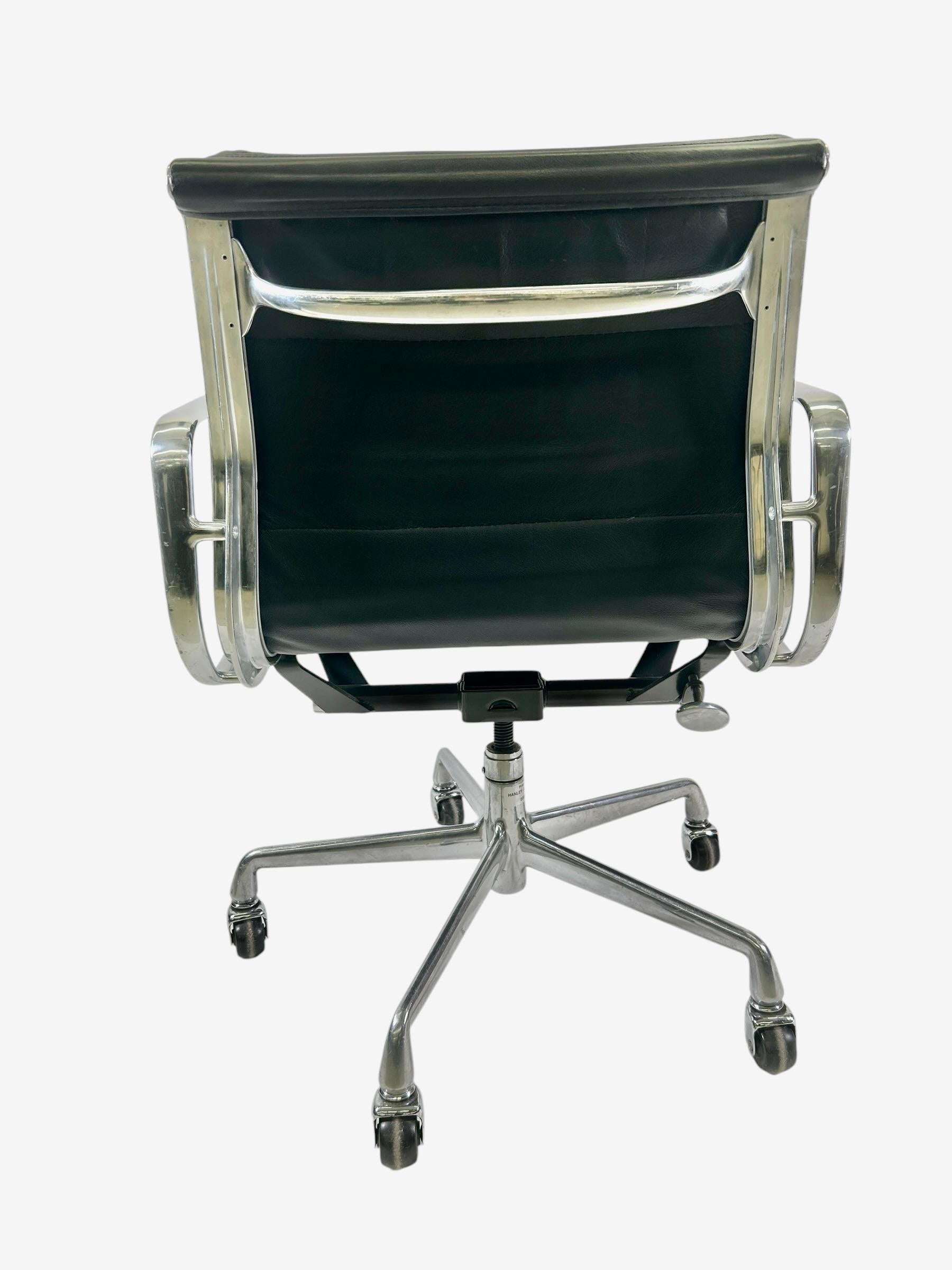 1993 Herman Miller Eames Soft Pad Management Schreibtischstuhl Original Schwarzes Leder (amerikanisch) im Angebot
