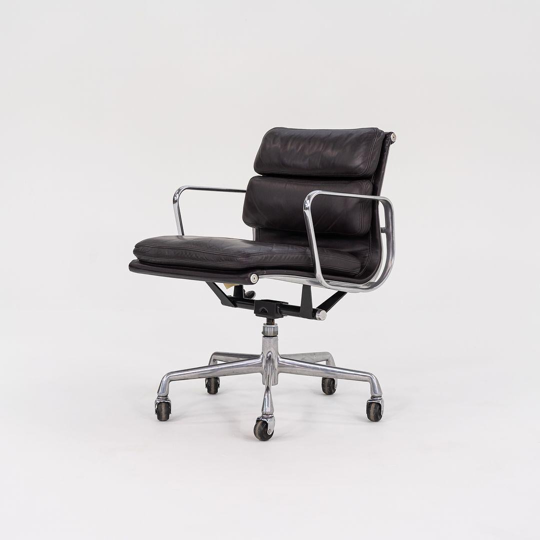 Il s'agit des chaises de gestion Eames Aluminum Group Soft Pad, modèle EA435, initialement conçues par Charles et Ray Eames pour Herman Miller en 1969. Ces exemples datent de 1993. Le prix indiqué comprend une chaise de bureau, et nous en avons