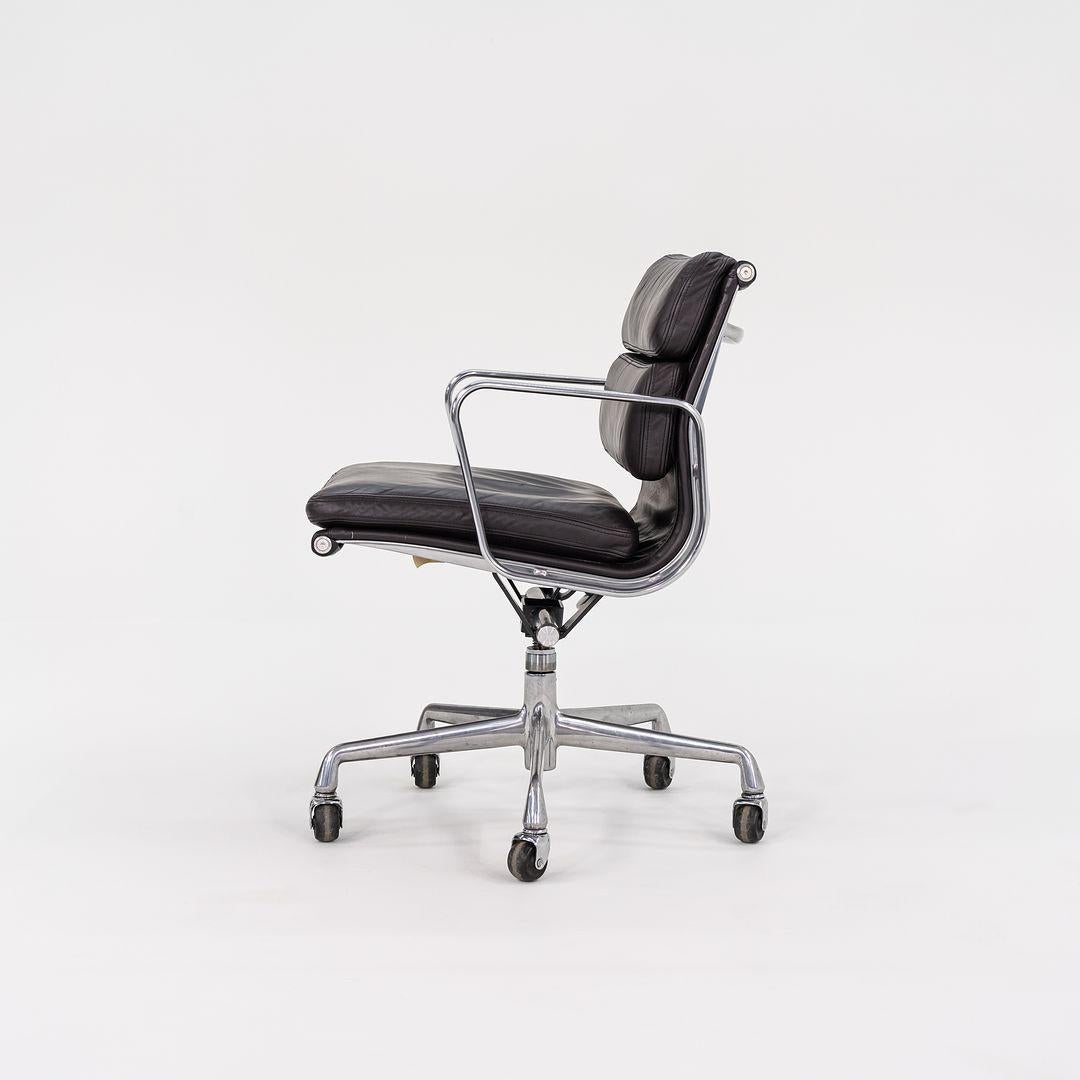 1993 Chaises de bureau Eames Soft Pad Management de Herman Miller en cuir Brown Bon état à Philadelphia, PA