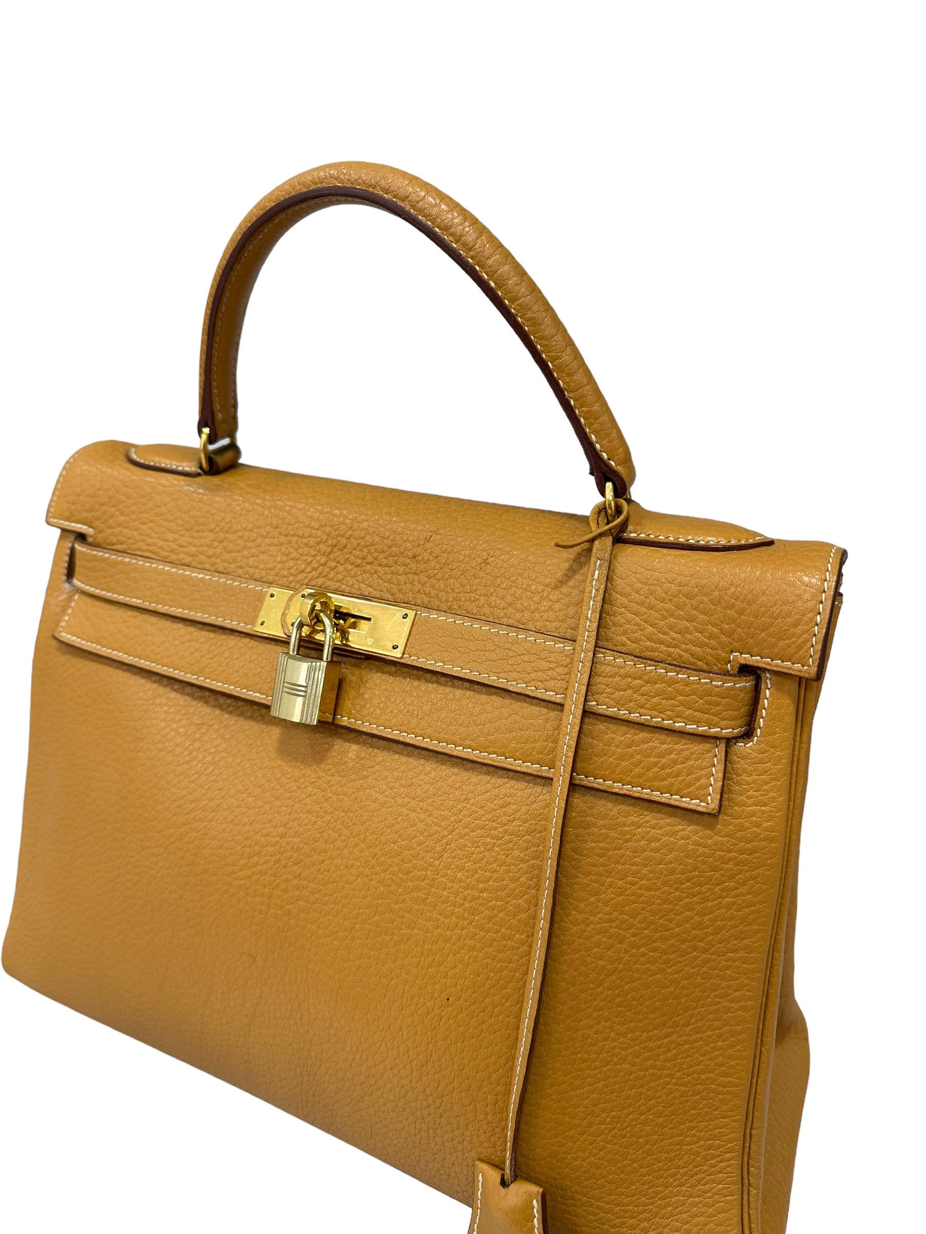 Bag by Hermès, Kelly model, size 32, made in Fjord leather, soft to the touch and with visible grain. Equipped with a flap with interlocking closure, with horizontal padlock band and clochette with keys. Internally lined in smooth leather of the