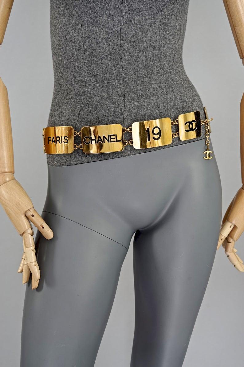 1993 Iconic CHANEL Address Logo Plate Link Belt In Good Condition For Sale In Kingersheim, Alsace