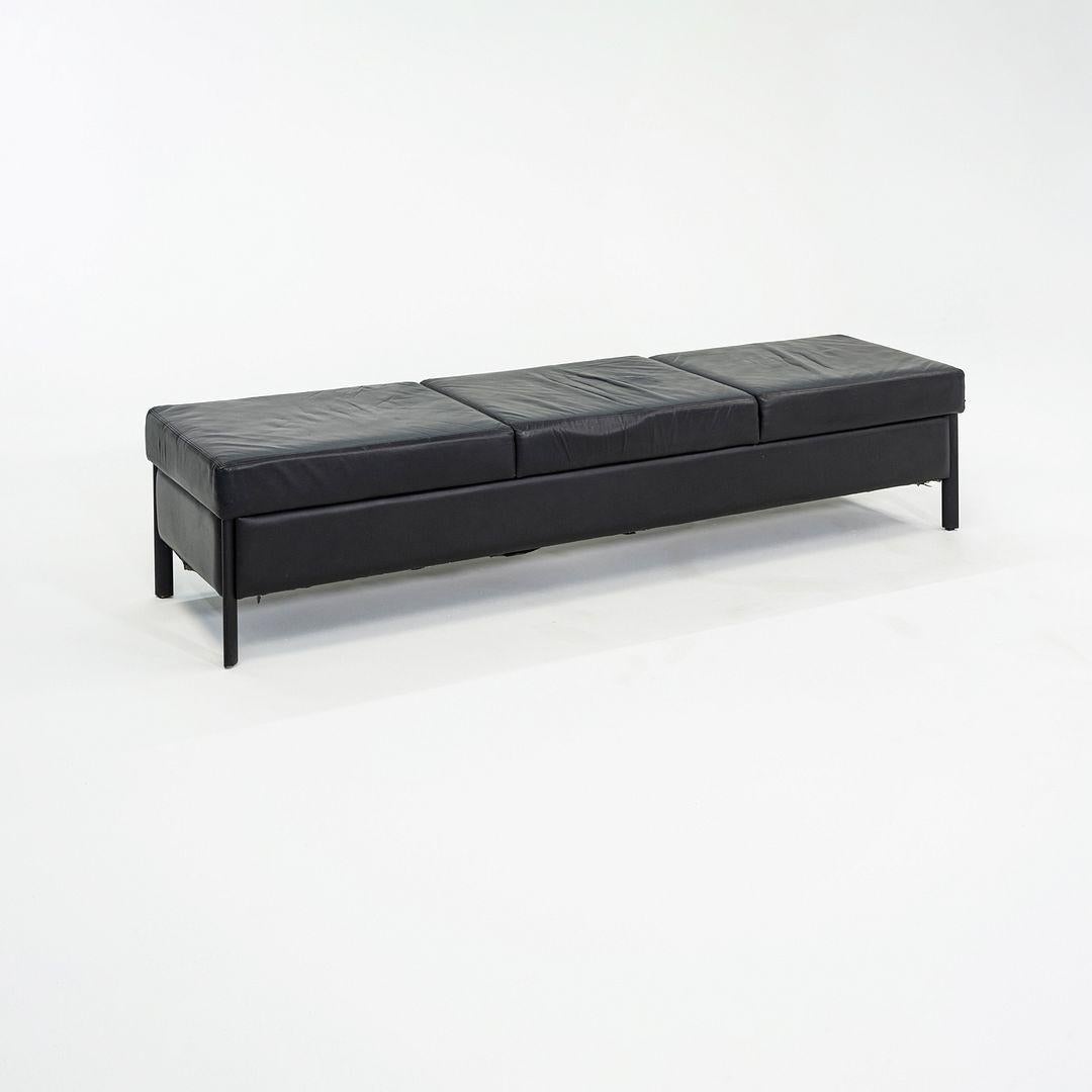 Se trata de un banco de cuero de 3 plazas fabricado por Metropolitan Furniture en EE.UU. Se desconoce el diseñador exacto de esta pieza. El diseño del banco se compone de un armazón de madera, patas de metal y está tapizado en cuero negro. 
 
 El