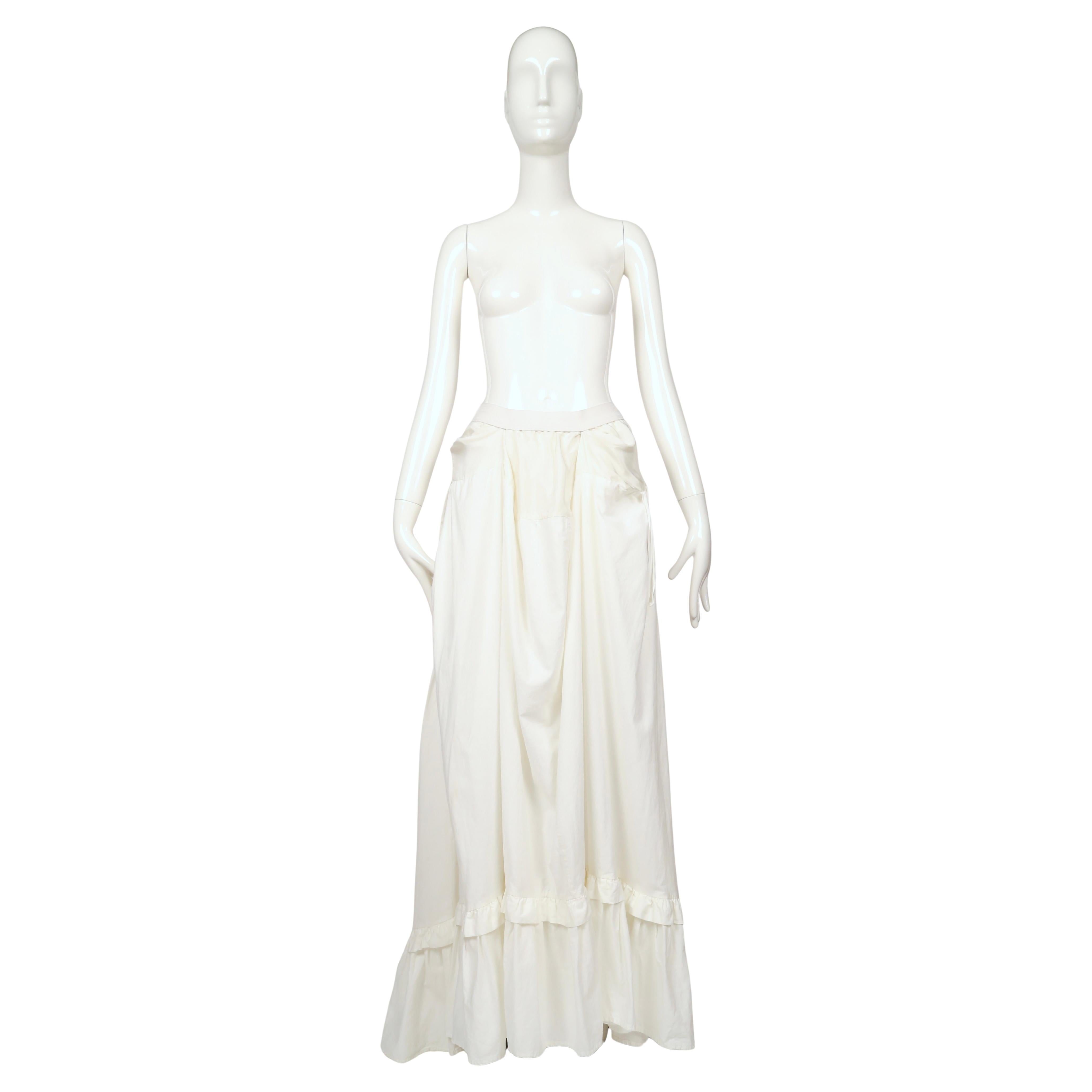 MARTINE MARGIELA
Gonna da passerella drappeggiata color crema con strascico, primavera-estate 1993.

Gonna in cotone color crema eccezionalmente rara della collezione primavera/estate 1993 della Maison Martin Margiela, realizzata in collaborazione