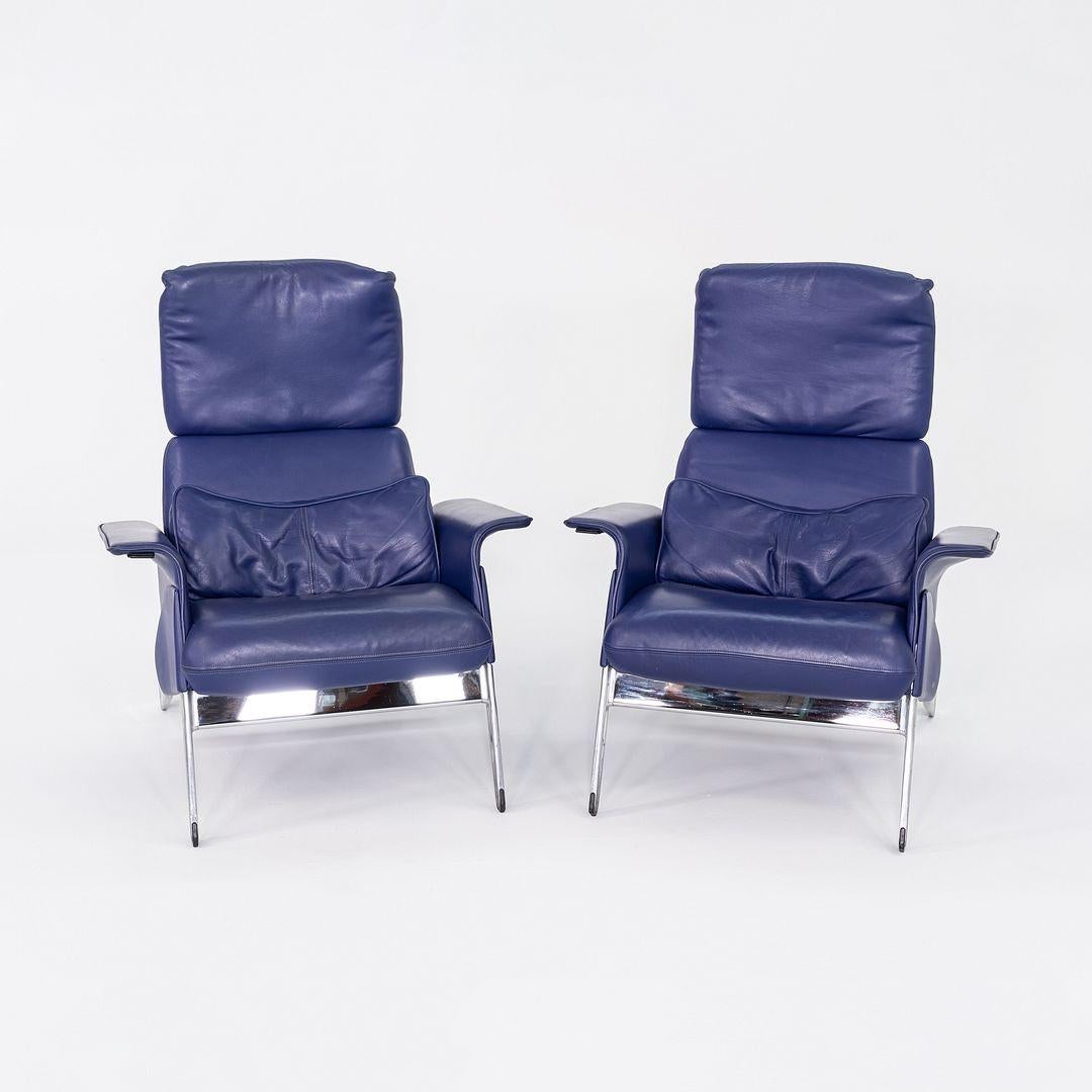 Dies ist ein Paar Hollington Lounge Chairs, ursprünglich entworfen von Geoff Hollington für Herman Miller im Jahr 1989. Diese besonderen Beispiele stammen aus dem Jahr 1993. Die Stühle bestehen aus Aluminium, verchromtem Stahl und Kunststoff und