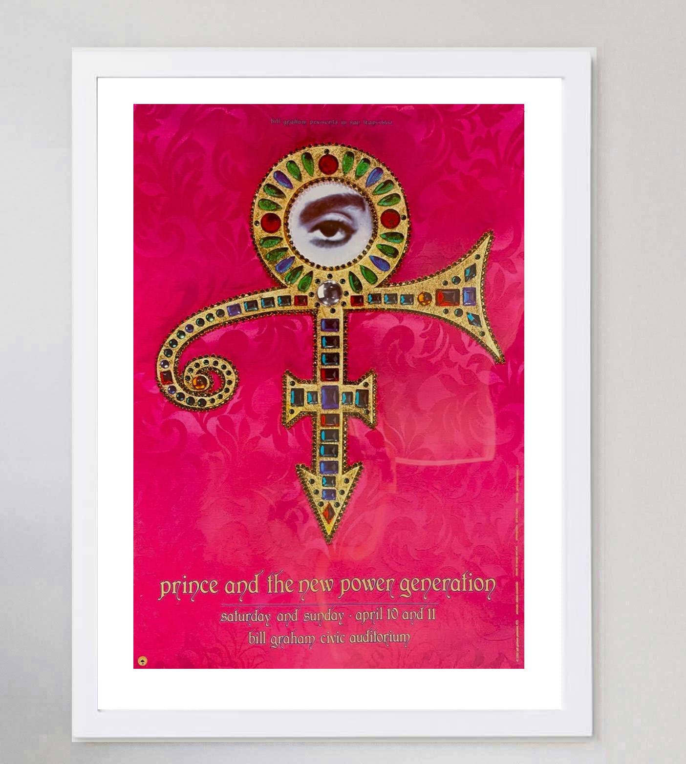 Questo bellissimo poster è stato creato nel 1993 per promuovere un concerto live del leggendario Prince e della New Power Generation al Bill Graham Civic Auditorium di San Francisco.

Con un design brillante realizzato dai grandi Arlene Owseichik e