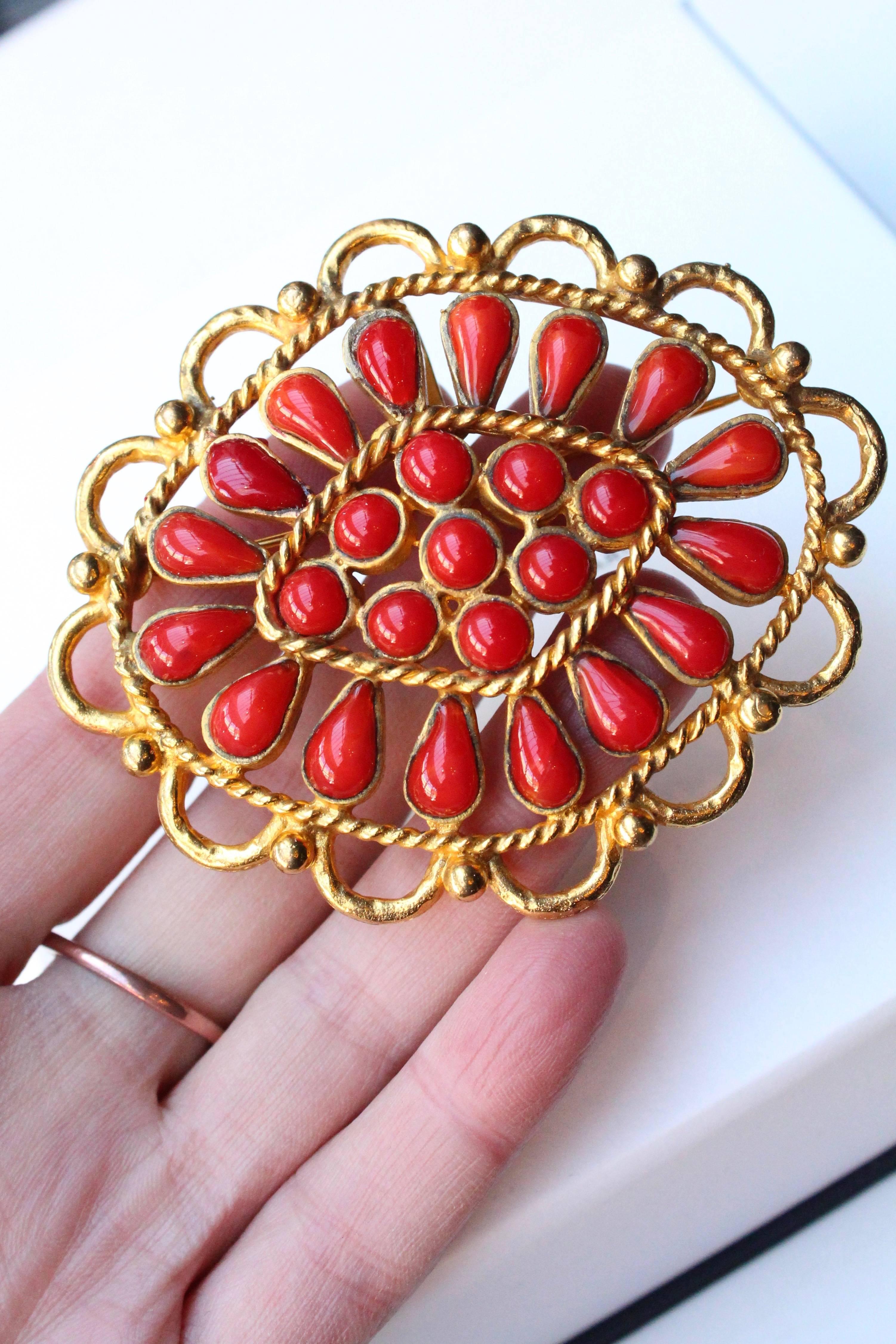 1993 Rare Gripoix pour Chanel gilded metal brooch with ruby red cabochons In Excellent Condition For Sale In Paris, FR