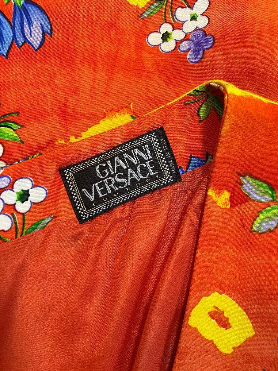 1993 Laufsteg Gianni Versace Couture Säulenkleid mit Blumenmuster im Angebot 1