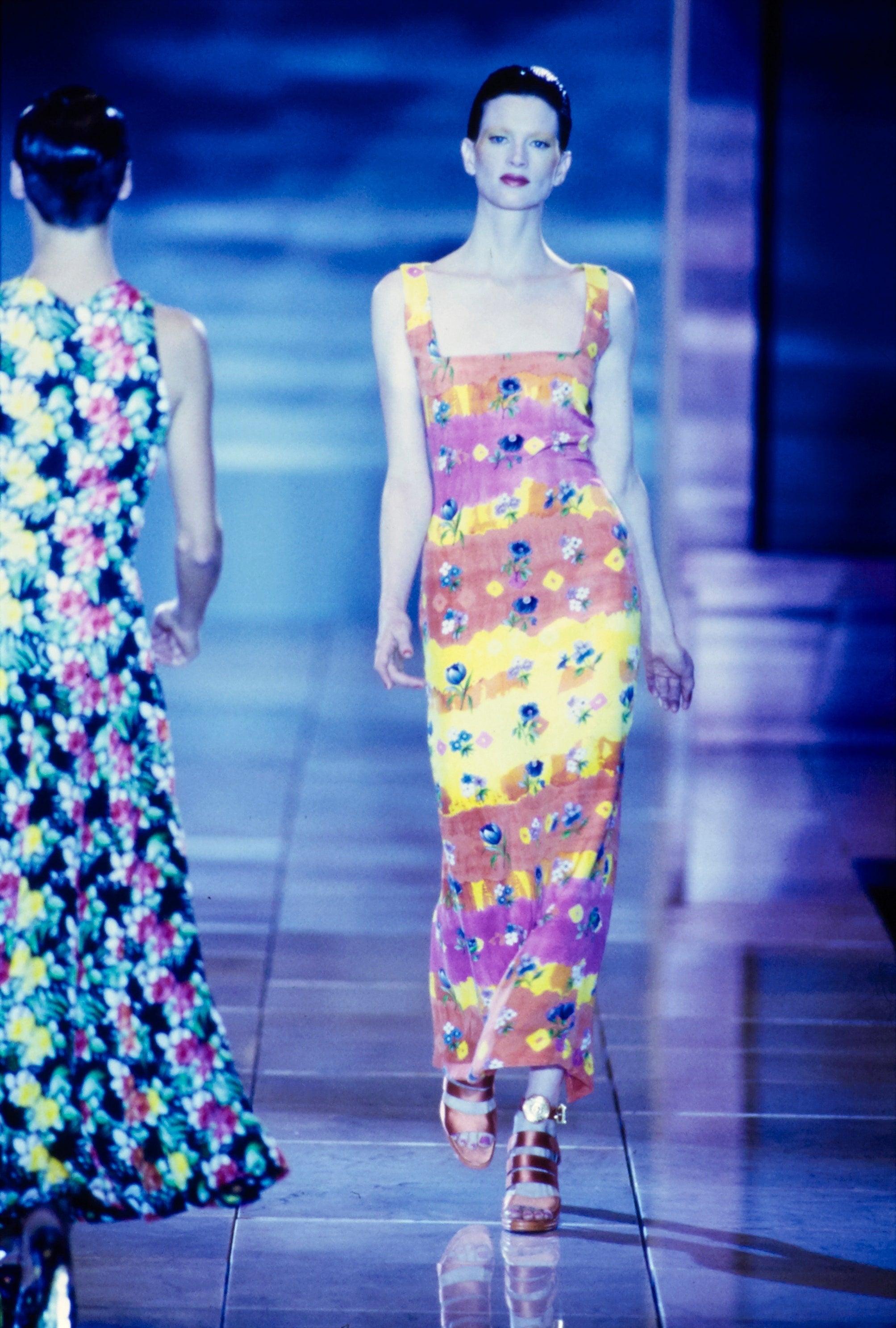 1993 Laufsteg Gianni Versace Couture Säulenkleid mit Blumenmuster im Angebot 2