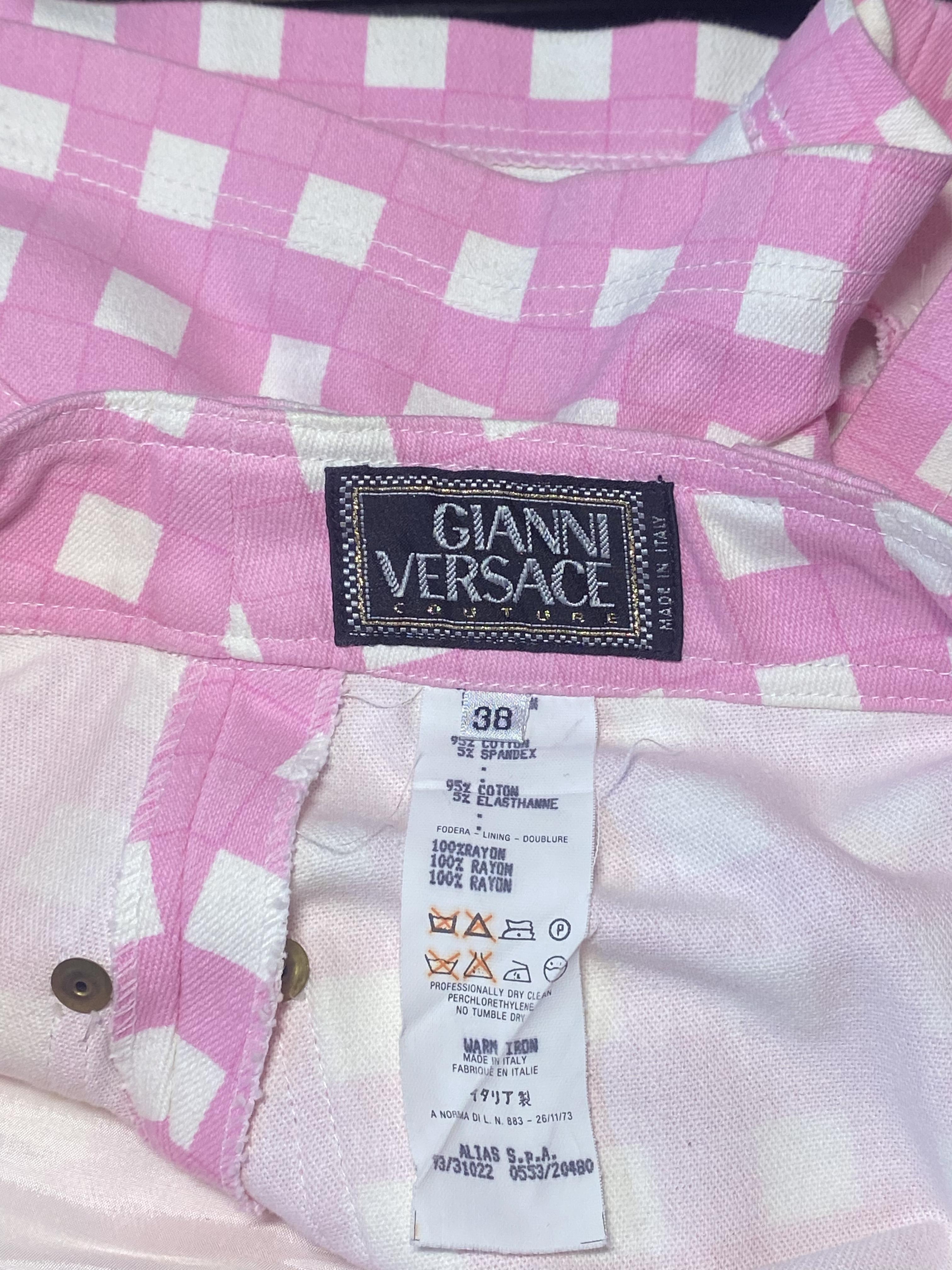 1993 Runway Gianni Versace Pink and White Gingham Shorts For Sale 1