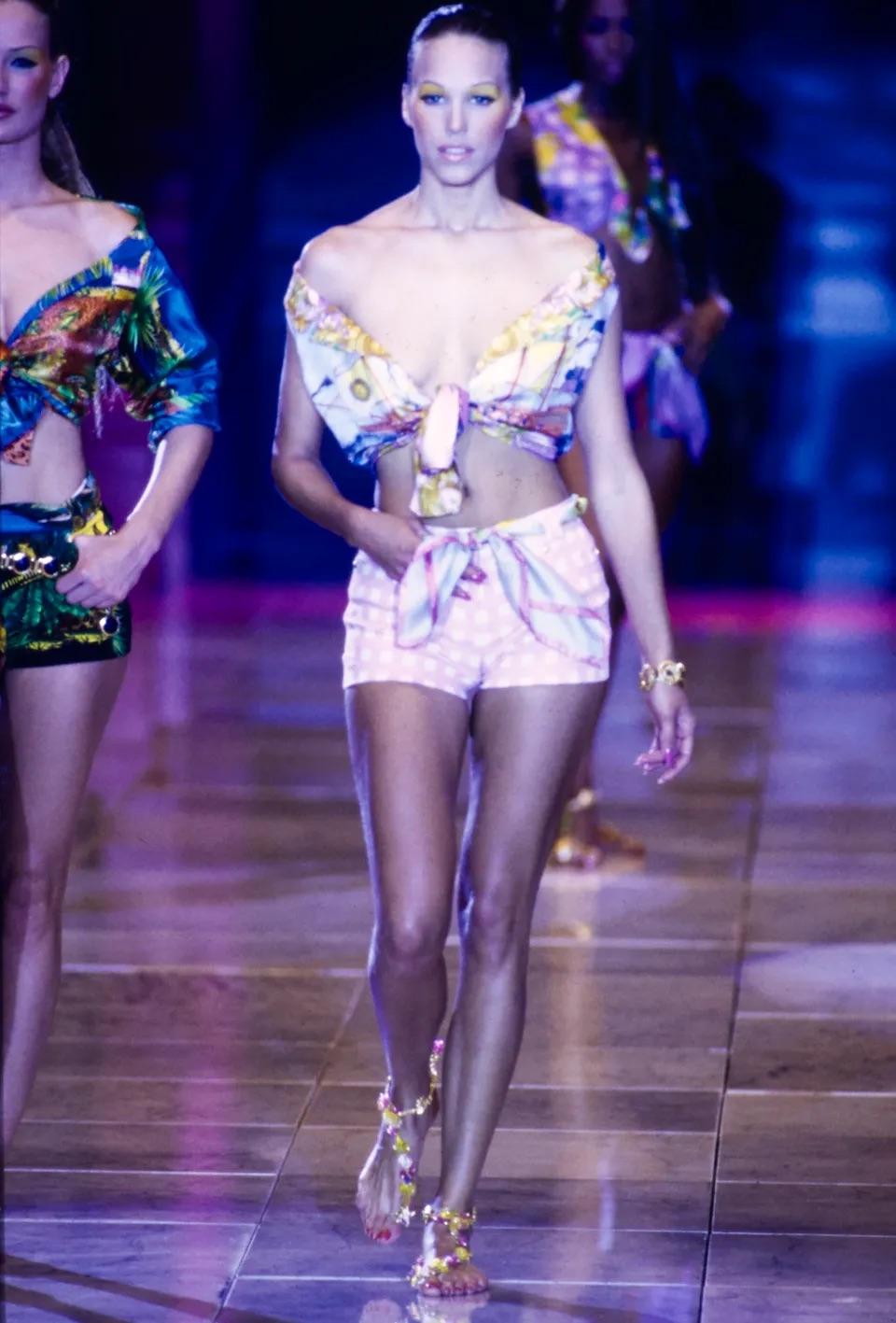 1993 Runway Gianni Versace Pink and White Gingham Shorts For Sale 2