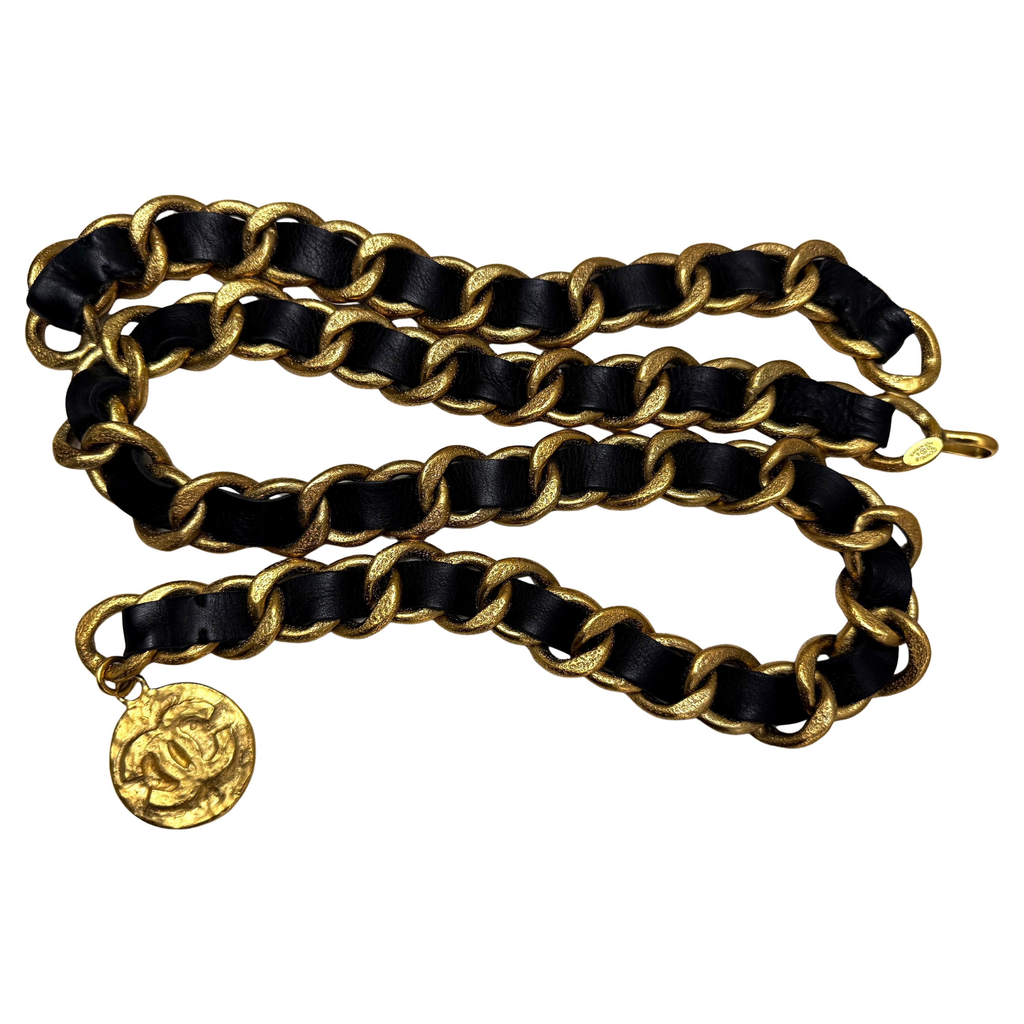 Gris 1993 Runway Vintage CHANEL Ceinture en cuir avec chaîne massive Noir Or en vente