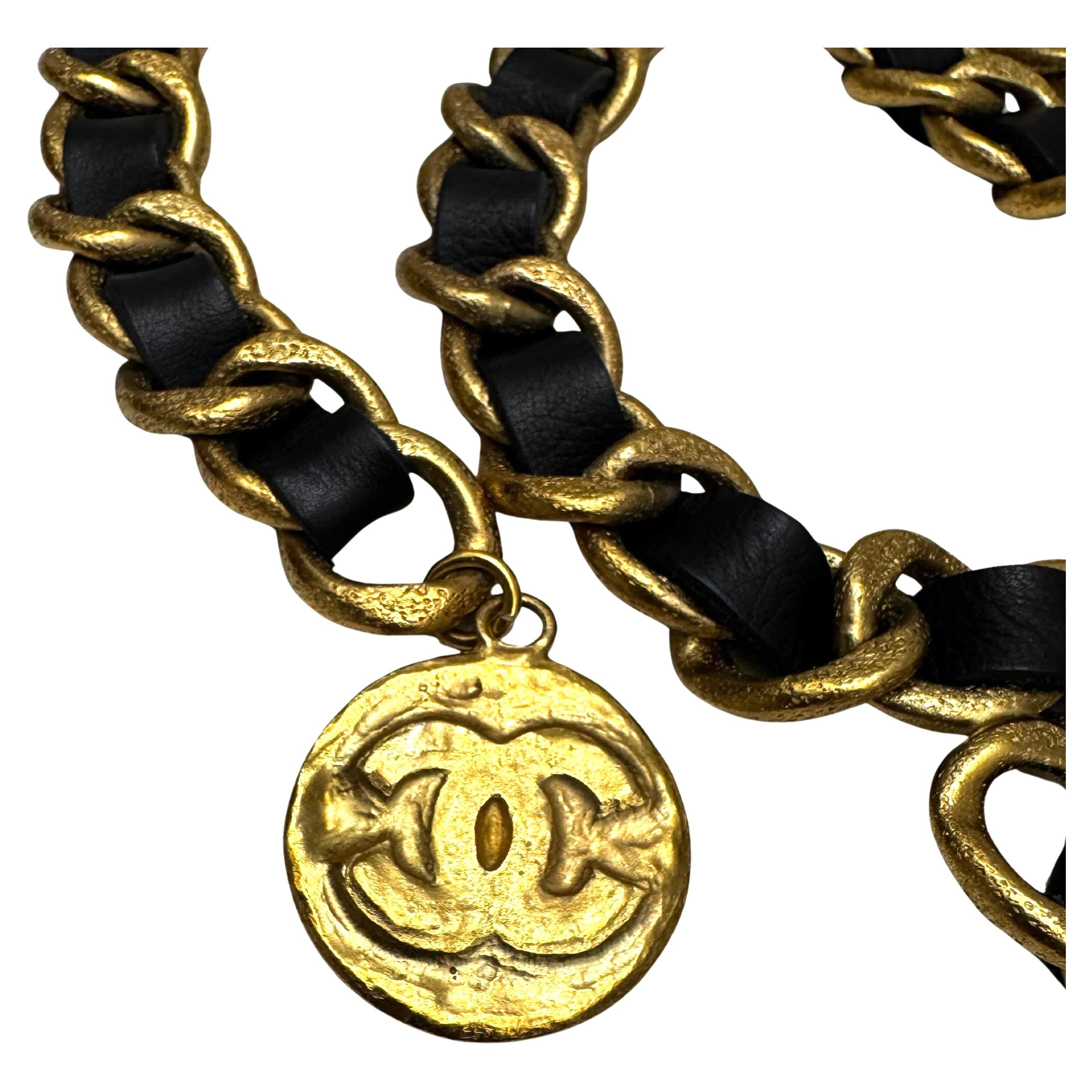 1993 Runway Vintage CHANEL Ceinture en cuir avec chaîne massive Noir Or Pour femmes en vente