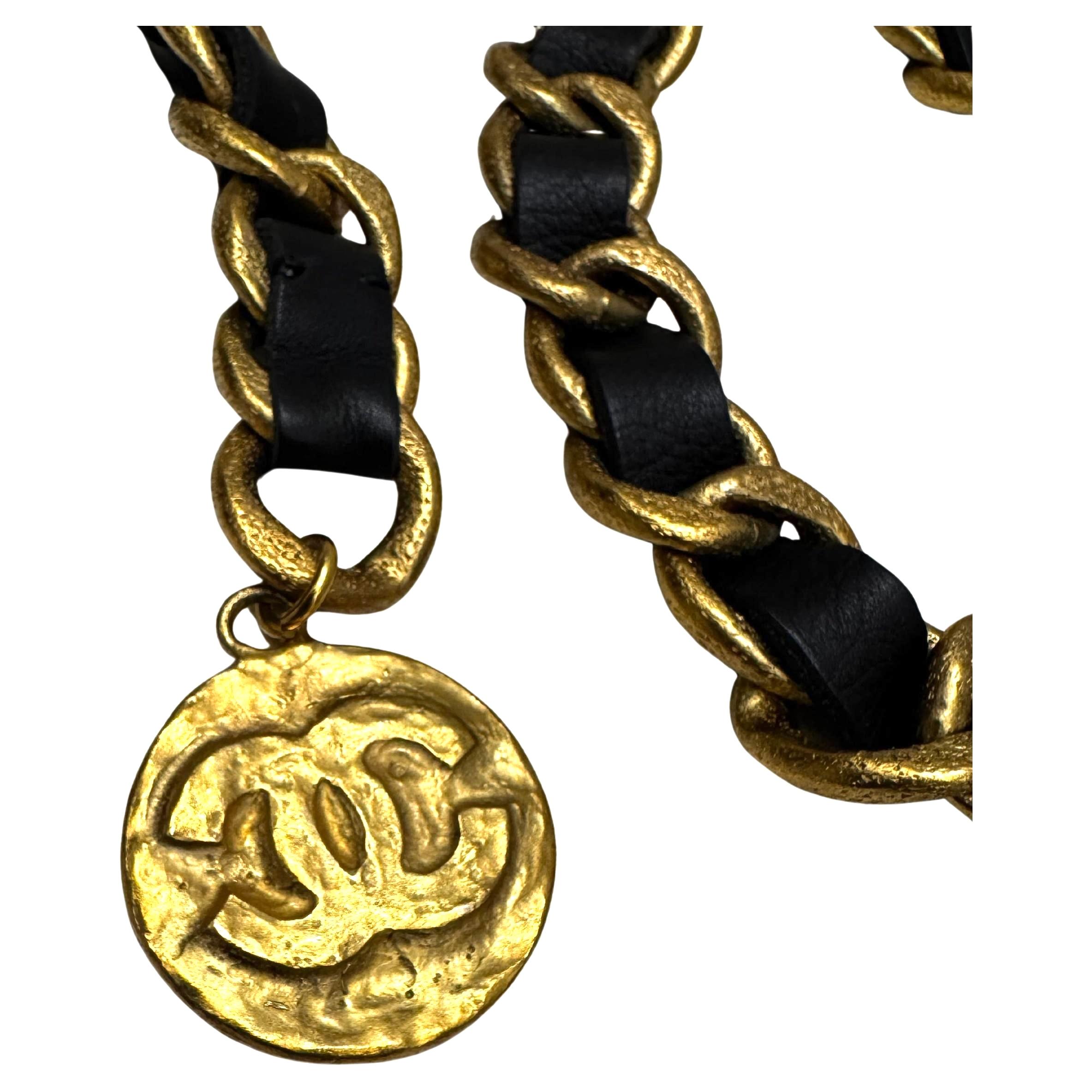 1993 Runway Vintage CHANEL Ceinture en cuir avec chaîne massive Noir Or en vente 1
