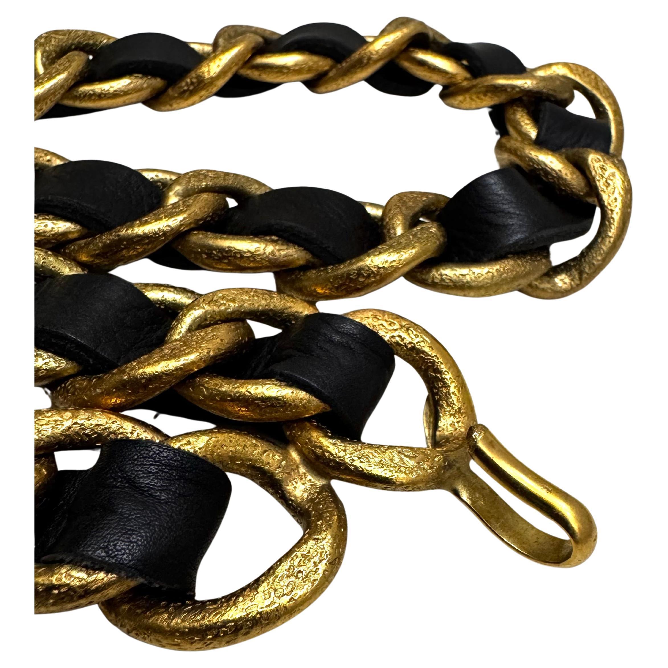 1993 Runway Vintage CHANEL Ceinture en cuir avec chaîne massive Noir Or en vente 2