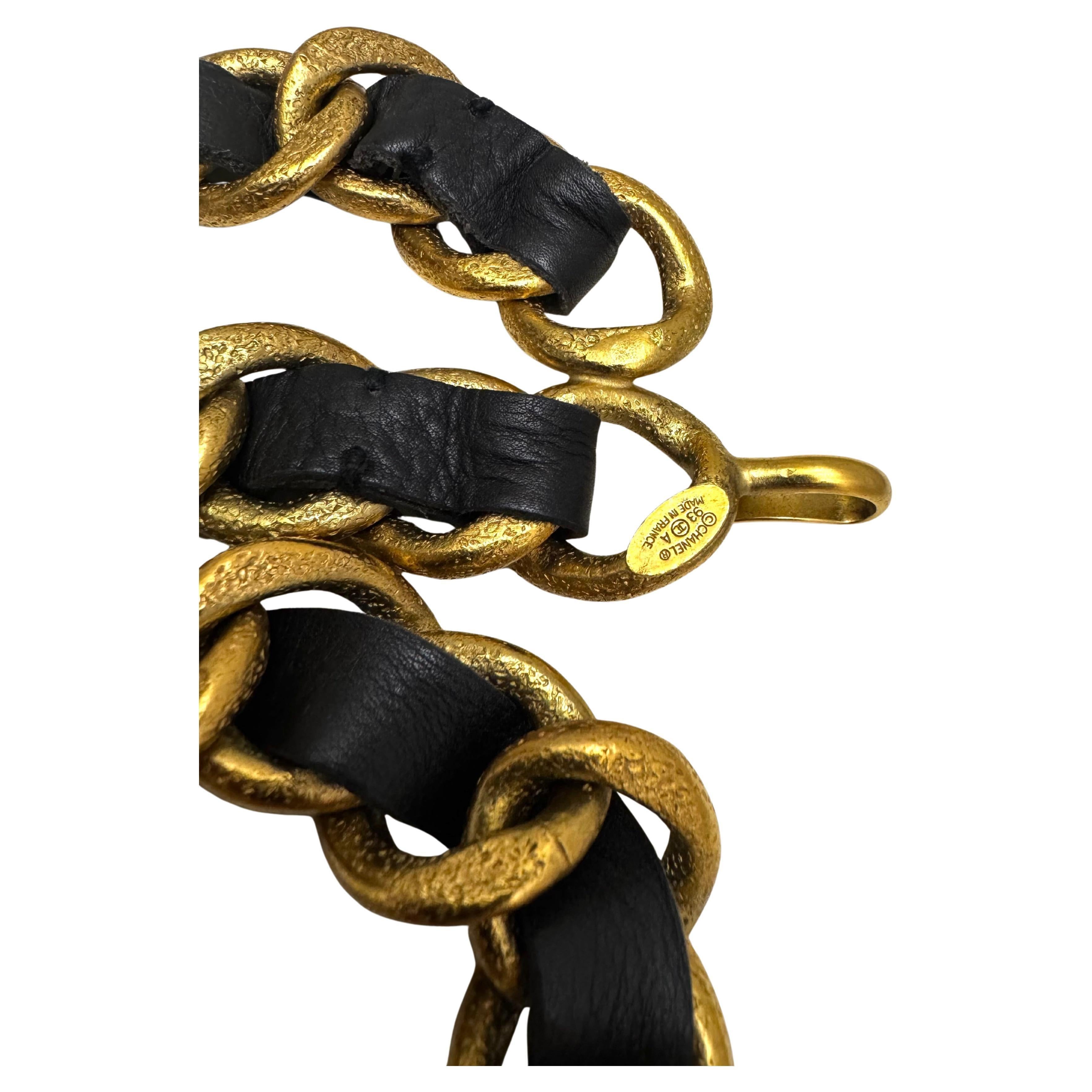1993 Runway Vintage CHANEL Ceinture en cuir avec chaîne massive Noir Or en vente 3